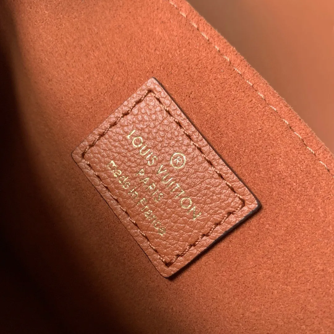💰1140 (top layer leather) top original M22952 Oxford handbag is made of soft grain leather, with dazzling metal parts to highlight the brand style. The detachable chain and adjustable leather strap allow for a variety of carrying options, adding a dynamic feel to everyday life and day and night occasions. 22.0 x 16.0 x 9.5 cm (length x height x width)