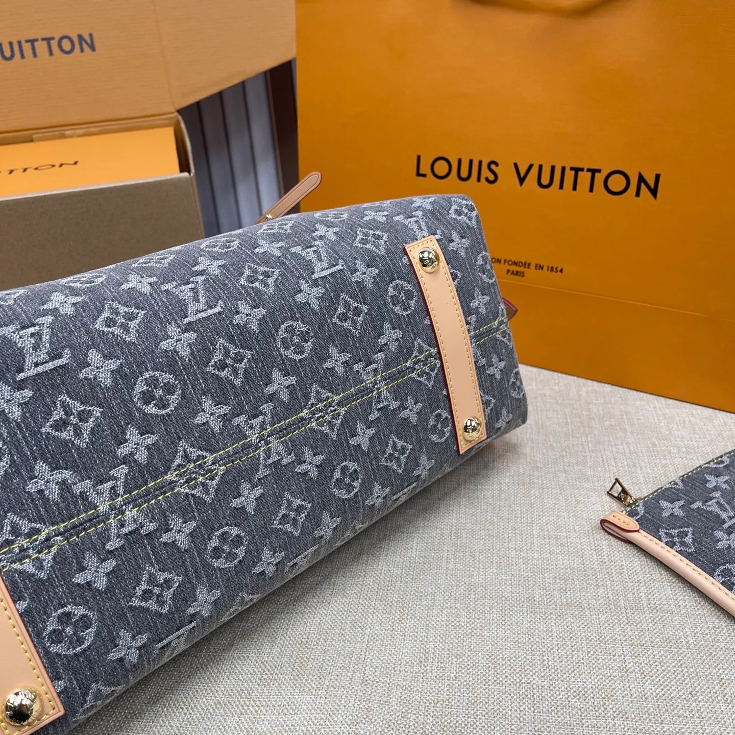 [Upgraded version] P640¥🐶Upgraded version. High quality. Denim denim·Model M13289🐶With complete packaging🎁Denim denim series CARRYALL medium handbag. The handbag is made of Monogram canvas and leather trim, making it a personal companion for urban life. The generous construction has a neat interior and a large interior pocket adds a functional element. Monogram canvas zippered clutch secured with leather strap. Size: 39*30*15cm