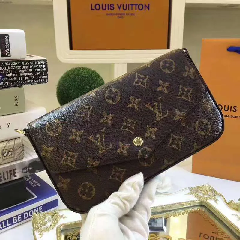 P140 Model: 61276 Size 21/11/2 Introduction: The Louis vuitton Felicie three-piece handbag is elegant and luxurious. It contains two detachable pockets and is a fashionable choice for carrying and organizing your daily necessities. It is more than just a wallet, after removing the gold chain, it can also be used as a charming clutch or small handbag ""