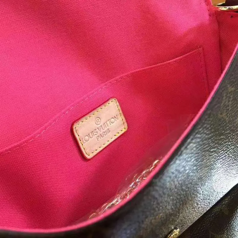 P140 Model: 61276 Size 21/11/2 Introduction: The Louis vuitton Felicie three-piece handbag is elegant and luxurious. It contains two detachable pockets and is a fashionable choice for carrying and organizing your daily necessities. It is more than just a wallet, after removing the gold chain, it can also be used as a charming clutch or small handbag ""