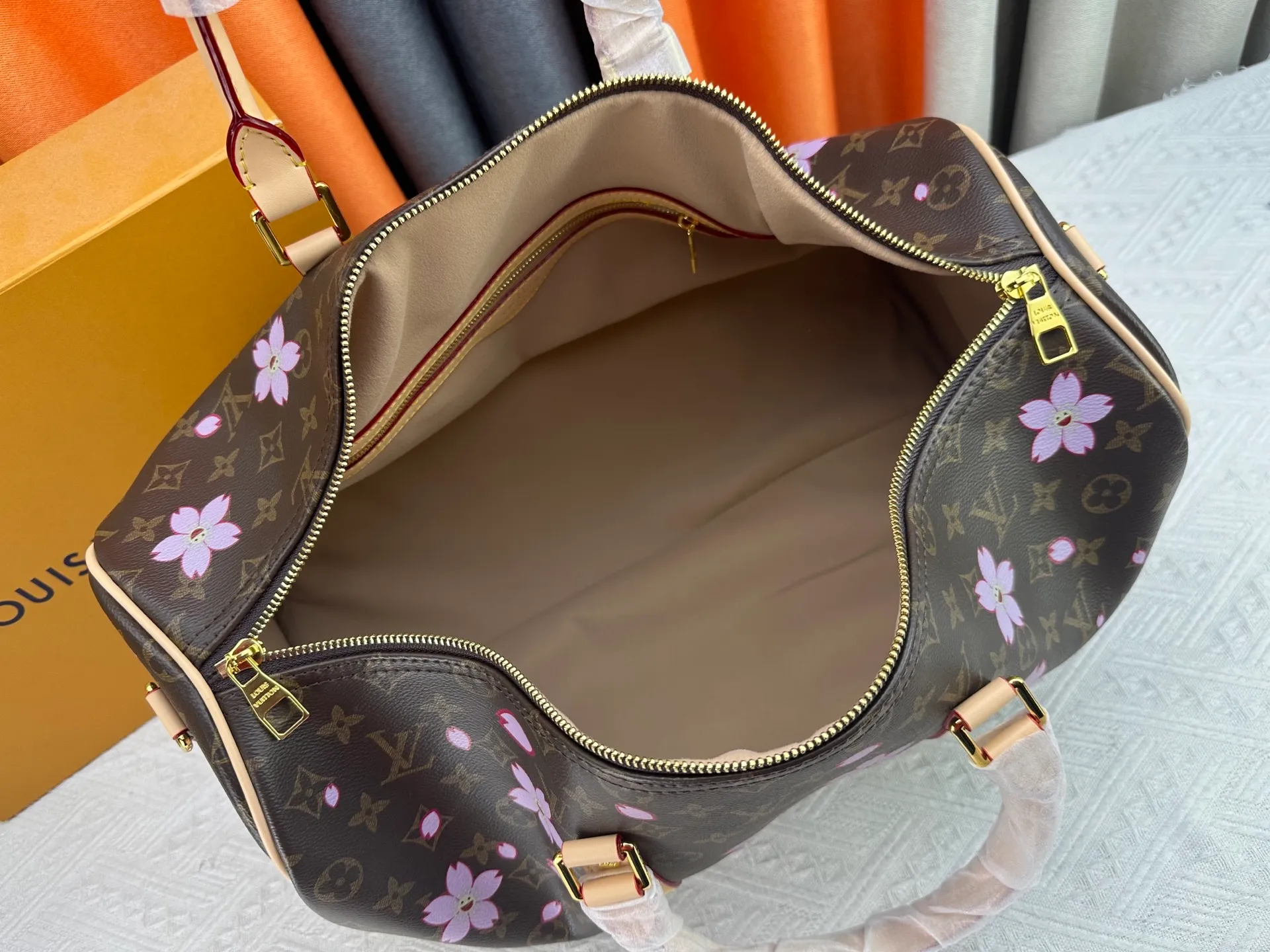 P360 M98004 M41418 Lv travel bag is really great for packing. It is the first choice when traveling. It is one of the must-have items for fashionistas who want to carry it. Size: 45 26 Item No. 98004