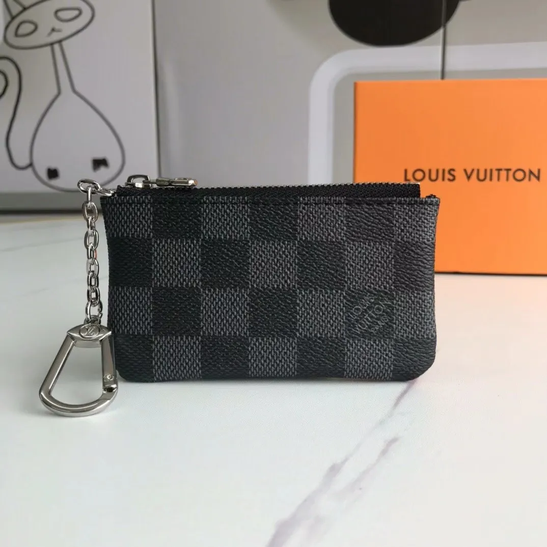 💰90💰This Damier canvas small leather bag can hold change and keys, and can be easily put into a handbag or clothing pocket. Key ring, key hook can be hung on the D-ring provided with most Louis Vuitton handbags, zipper closure, Damier canvas texture and embossed calfskin, shiny gold-tone hardware. 👏👏Model 62650, size: 12x7cm,