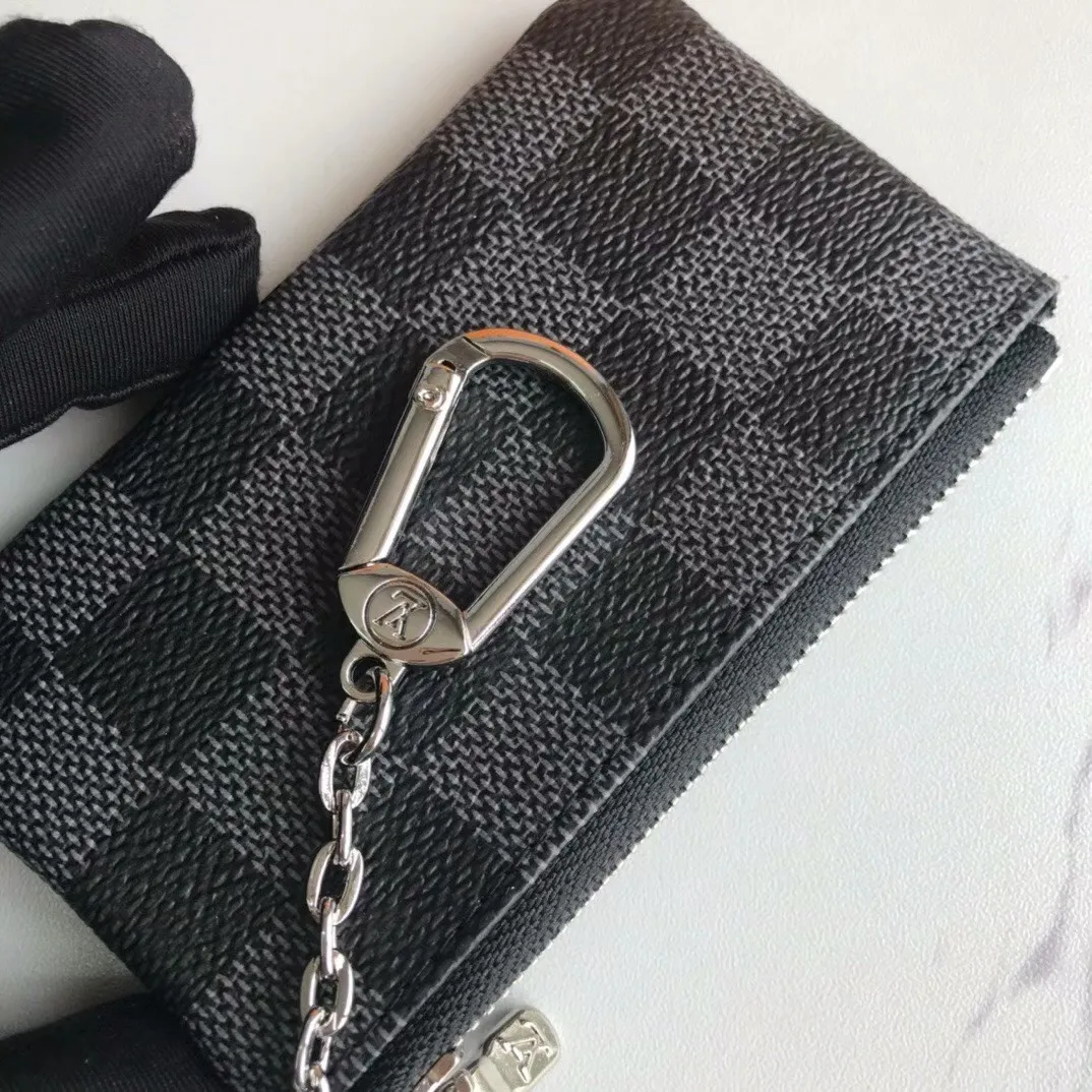 💰90💰This Damier canvas small leather bag can hold change and keys, and can be easily put into a handbag or clothing pocket. Key ring, key hook can be hung on the D-ring provided with most Louis Vuitton handbags, zipper closure, Damier canvas texture and embossed calfskin, shiny gold-tone hardware. 👏👏Model 62650, size: 12x7cm,