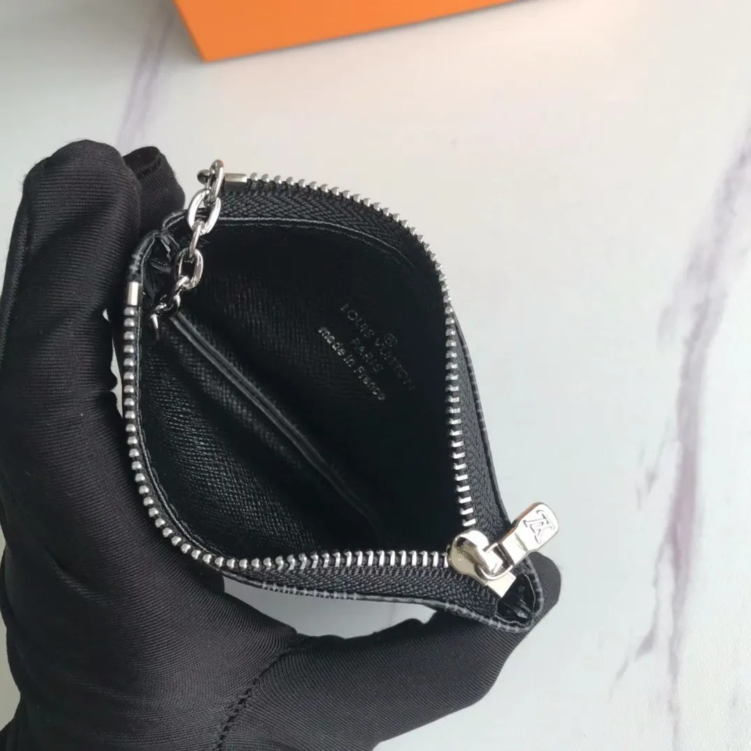 💰90💰This Damier canvas small leather bag can hold change and keys, and can be easily put into a handbag or clothing pocket. Key ring, key hook can be hung on the D-ring provided with most Louis Vuitton handbags, zipper closure, Damier canvas texture and embossed calfskin, shiny gold-tone hardware. 👏👏Model 62650, size: 12x7cm,