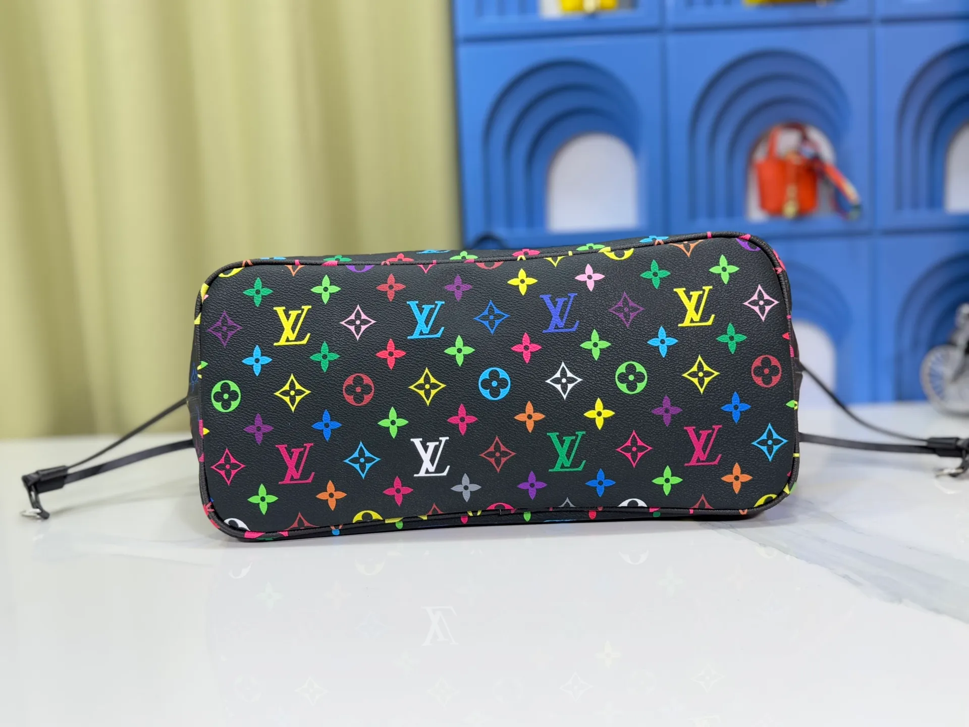 P260 Upgraded original M13675 M13271 M40995 This medium-sized Neverfull handbag is from the Louis Vuitton x Takashi Murakami reissue series. It uses Monogram canvas to create a spacious configuration, and then uses the smart Monogram floral pattern to interpret the artist's "ultra-flat" aesthetic style. Cowhide leather outlines the upper edge, handles and side straps, while the fabric lining incorporates colorful stripes. An interior zip pocket and a removable storage bag complete the functional design. Dimensions: 31.0 x 28.0 x 14.0 cm (length x height x width)