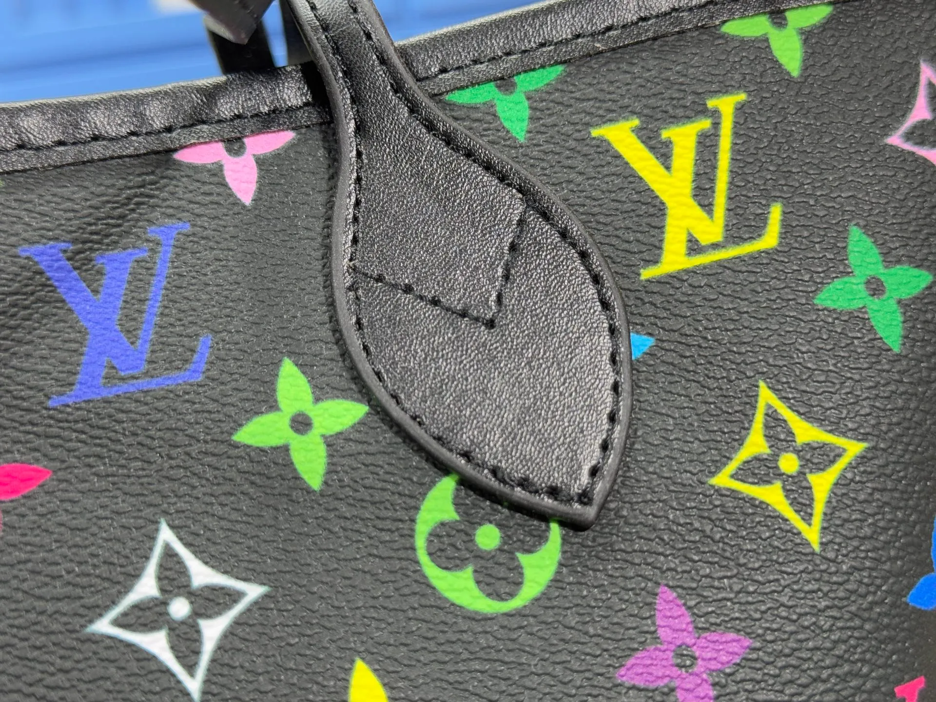 P260 Upgraded original M13675 M13271 M40995 This medium-sized Neverfull handbag is from the Louis Vuitton x Takashi Murakami reissue series. It uses Monogram canvas to create a spacious configuration, and then uses the smart Monogram floral pattern to interpret the artist's "ultra-flat" aesthetic style. Cowhide leather outlines the upper edge, handles and side straps, while the fabric lining incorporates colorful stripes. An interior zip pocket and a removable storage bag complete the functional design. Dimensions: 31.0 x 28.0 x 14.0 cm (length x height x width)