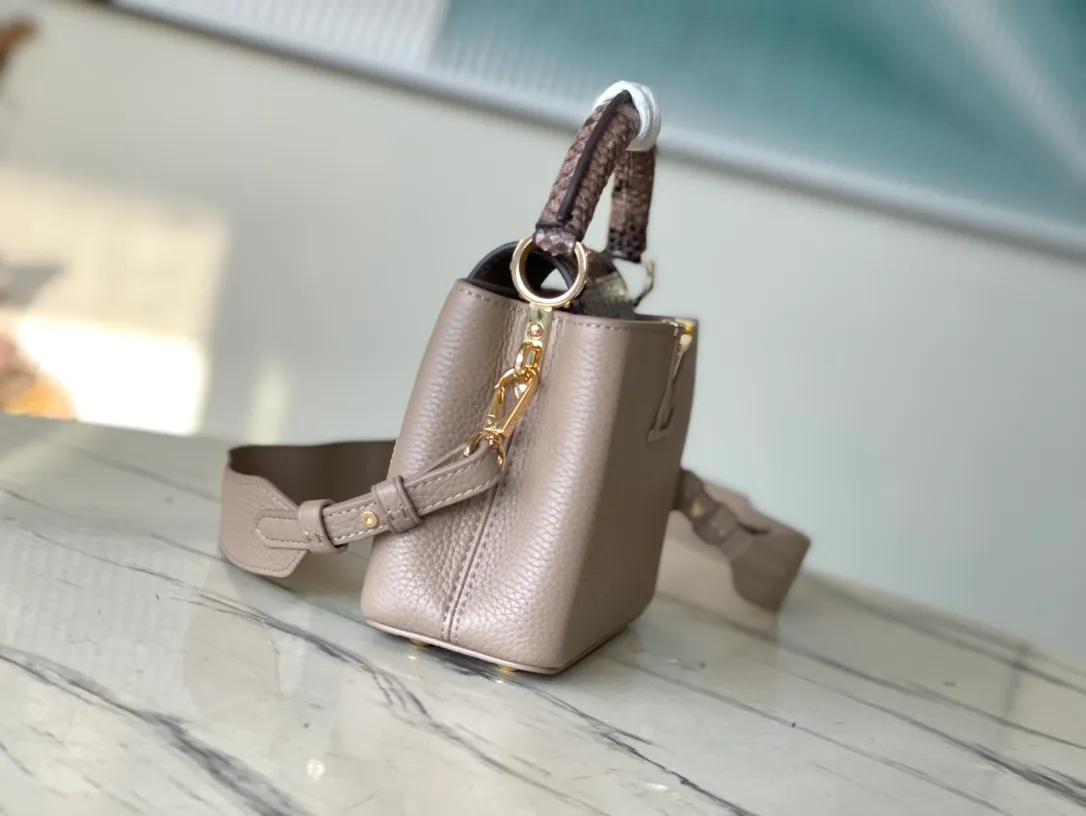 💰1940 (Special Grade Original Leather) N99387/M80041 Gray Snake Shoulder This Capucines mini handbag is exquisitely constructed with full-grain Taurillon leather. It is equipped with a top handle, two-way flap and a logo outlined in luster python leather, making it a gorgeous choice for both day and night. The detachable wide shoulder strap allows for an avant-garde look when worn on the shoulder or crossbody. Size: 21 *14 * 8cm