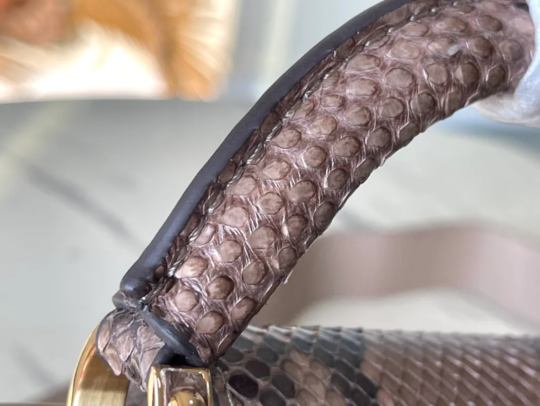 💰1940 (Special Grade Original Leather) N99387/M80041 Gray Snake Shoulder This Capucines mini handbag is exquisitely constructed with full-grain Taurillon leather. It is equipped with a top handle, two-way flap and a logo outlined in luster python leather, making it a gorgeous choice for both day and night. The detachable wide shoulder strap allows for an avant-garde look when worn on the shoulder or crossbody. Size: 21 *14 * 8cm