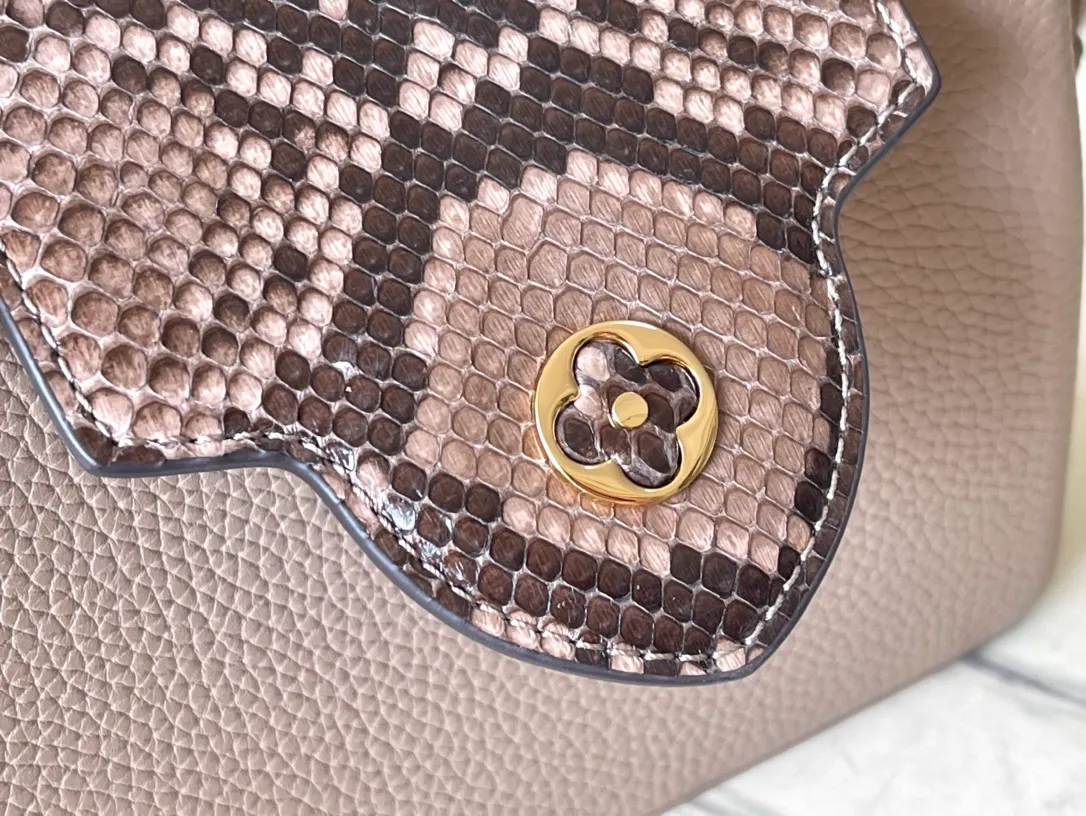 💰1940 (Special Grade Original Leather) N99387/M80041 Gray Snake Shoulder This Capucines mini handbag is exquisitely constructed with full-grain Taurillon leather. It is equipped with a top handle, two-way flap and a logo outlined in luster python leather, making it a gorgeous choice for both day and night. The detachable wide shoulder strap allows for an avant-garde look when worn on the shoulder or crossbody. Size: 21 *14 * 8cm