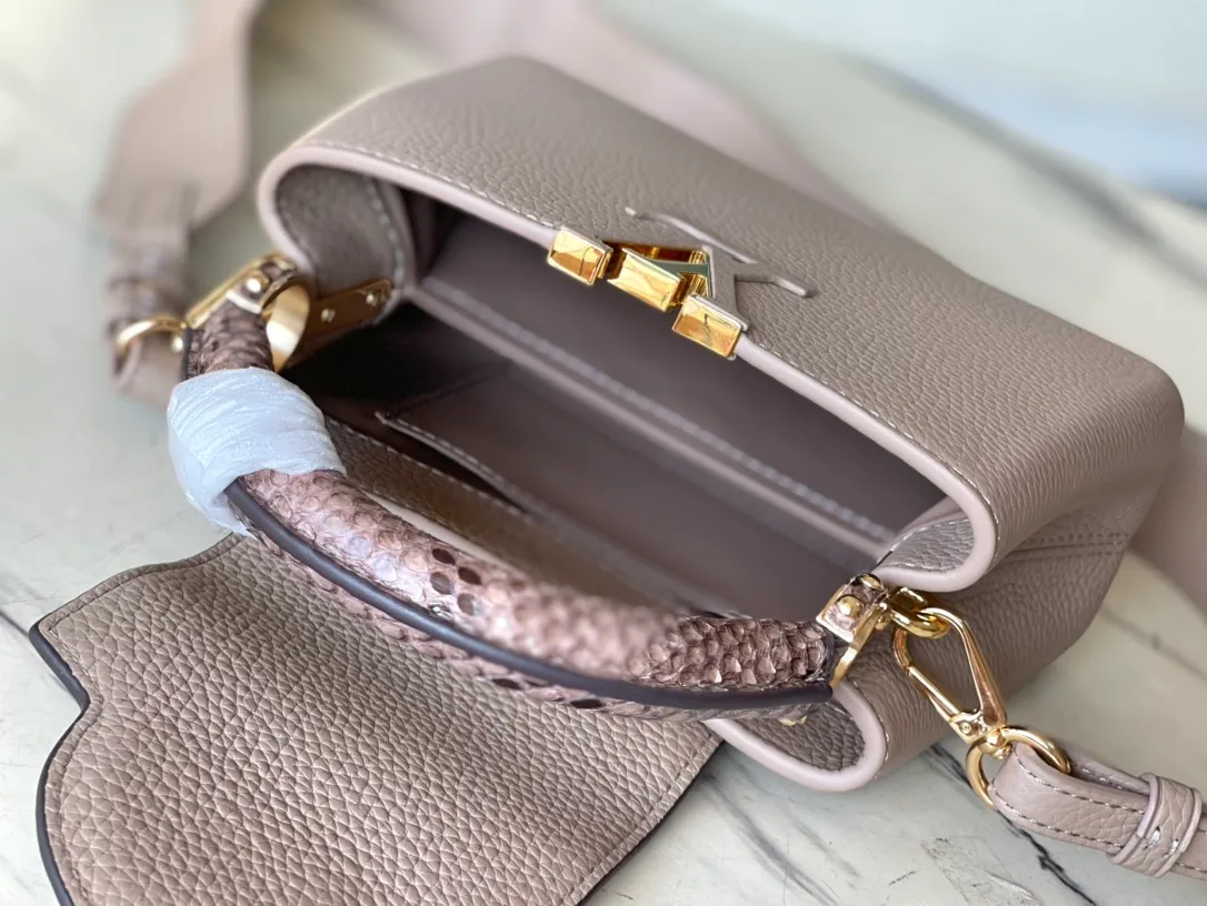 💰1940 (Special Grade Original Leather) N99387/M80041 Gray Snake Shoulder This Capucines mini handbag is exquisitely constructed with full-grain Taurillon leather. It is equipped with a top handle, two-way flap and a logo outlined in luster python leather, making it a gorgeous choice for both day and night. The detachable wide shoulder strap allows for an avant-garde look when worn on the shoulder or crossbody. Size: 21 *14 * 8cm
