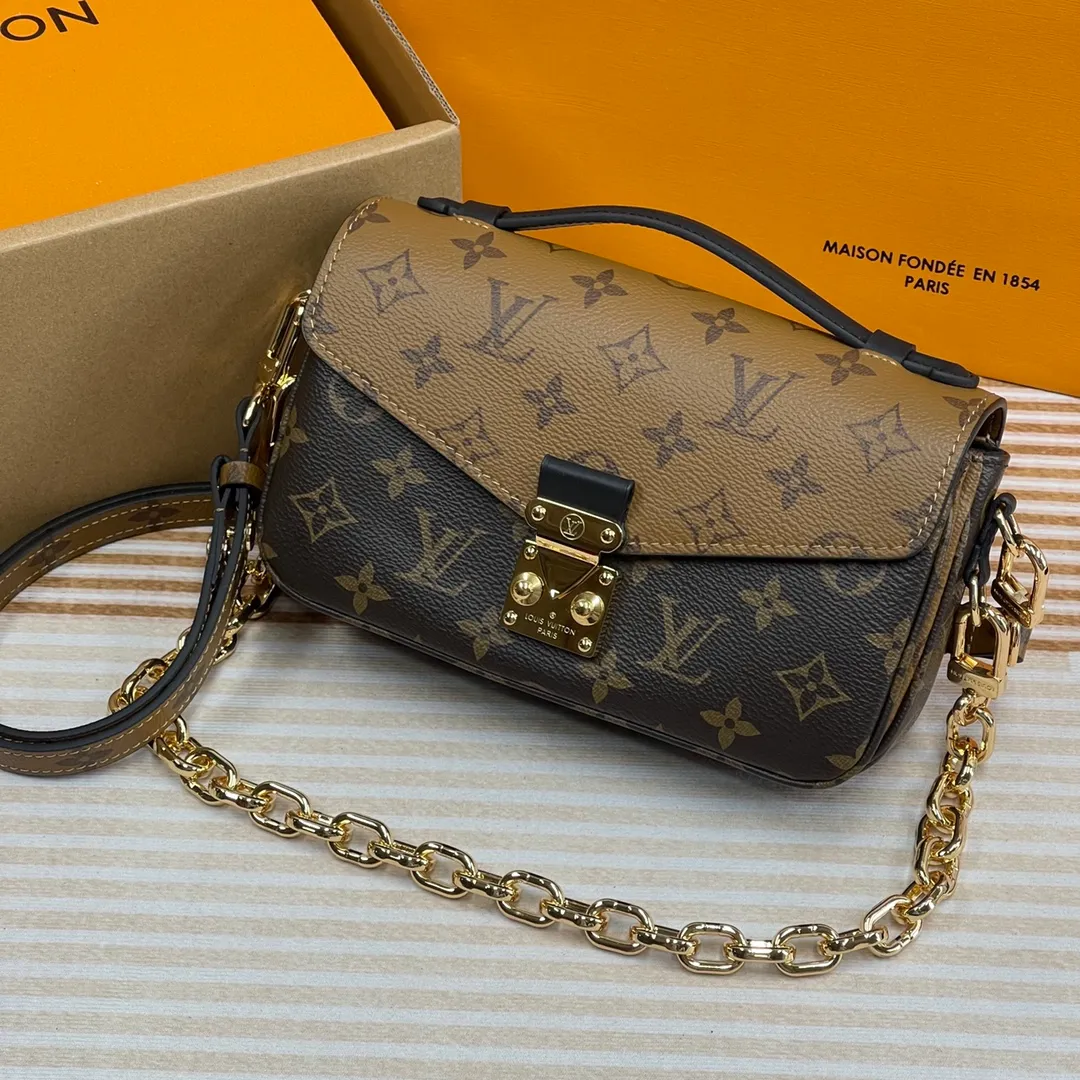 [Upgraded version] P660🐶Upgraded version. High quality. Semi-steel hardware. Comes with complete packaging ❣️M46279🐶POCHETTE MÉTIS EAST WEST handbag Pochette Métis East West handbag is made of Monogram canvas, cow leather trim and S-lock lock. While continuing the classic elements, it also has modern details such as a short chain on the shoulder. Generously constructed with compartments, zippered interior and exterior pockets to easily store your iPhone 13. Dimensions: 21.5 x 13.5 x 6 cm