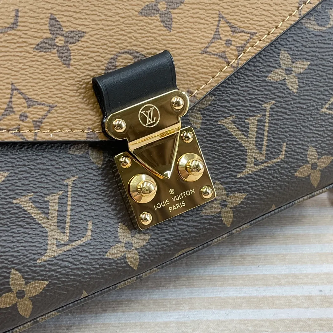 [Upgraded version] P660🐶Upgraded version. High quality. Semi-steel hardware. Comes with complete packaging ❣️M46279🐶POCHETTE MÉTIS EAST WEST handbag Pochette Métis East West handbag is made of Monogram canvas, cow leather trim and S-lock lock. While continuing the classic elements, it also has modern details such as a short chain on the shoulder. Generously constructed with compartments, zippered interior and exterior pockets to easily store your iPhone 13. Dimensions: 21.5 x 13.5 x 6 cm