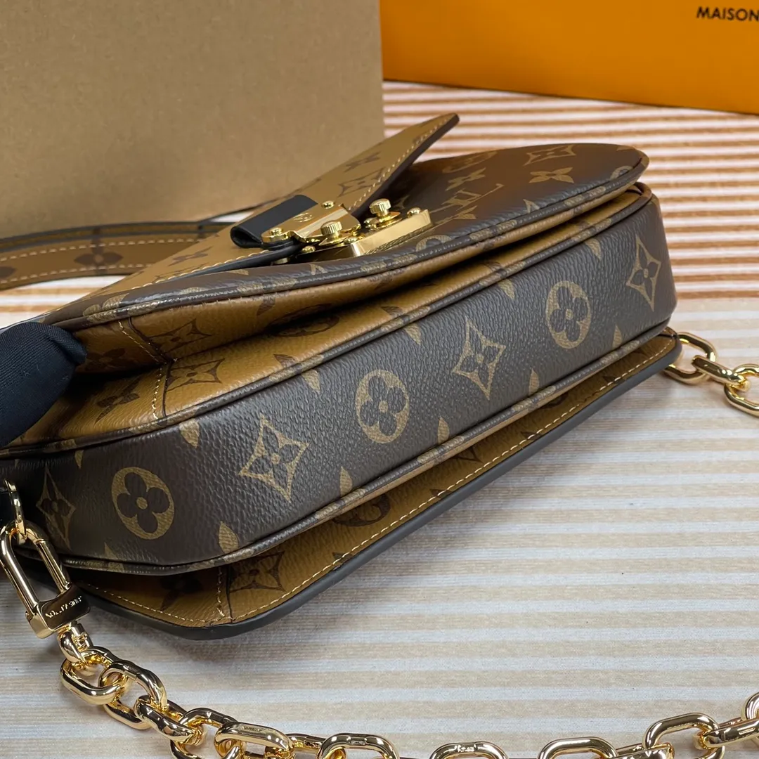[Upgraded version] P660🐶Upgraded version. High quality. Semi-steel hardware. Comes with complete packaging ❣️M46279🐶POCHETTE MÉTIS EAST WEST handbag Pochette Métis East West handbag is made of Monogram canvas, cow leather trim and S-lock lock. While continuing the classic elements, it also has modern details such as a short chain on the shoulder. Generously constructed with compartments, zippered interior and exterior pockets to easily store your iPhone 13. Dimensions: 21.5 x 13.5 x 6 cm