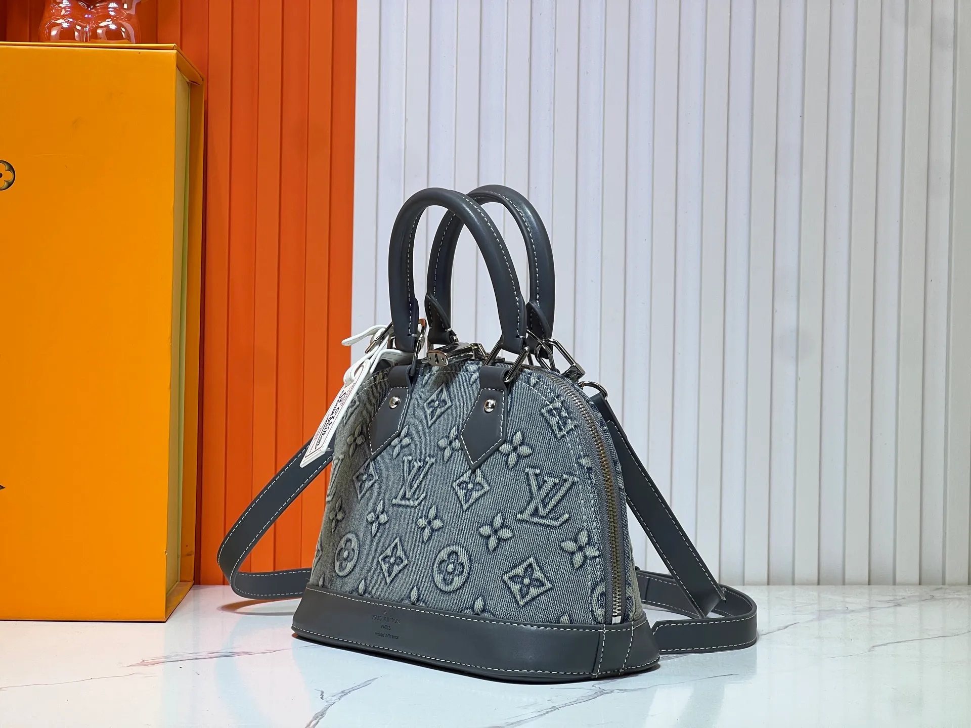 Batch 340💰Upgraded version of embossed denim M53152 This charming Alma BB handbag is derived from the classic Louis Vuitton bag designed in 1934. Iconic elements give this Monogram canvas bag a classic elegance: padlock and key charm, Toron handle and refined leather key holder. Features a detachable shoulder strap for cross-body wear. Dimensions: 23.5 x 17.5 x 11.5 cm (length x height x width)