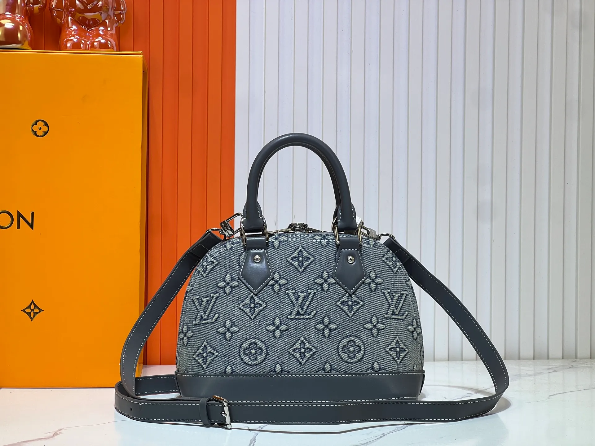 Batch 340💰Upgraded version of embossed denim M53152 This charming Alma BB handbag is derived from the classic Louis Vuitton bag designed in 1934. Iconic elements give this Monogram canvas bag a classic elegance: padlock and key charm, Toron handle and refined leather key holder. Features a detachable shoulder strap for cross-body wear. Dimensions: 23.5 x 17.5 x 11.5 cm (length x height x width)