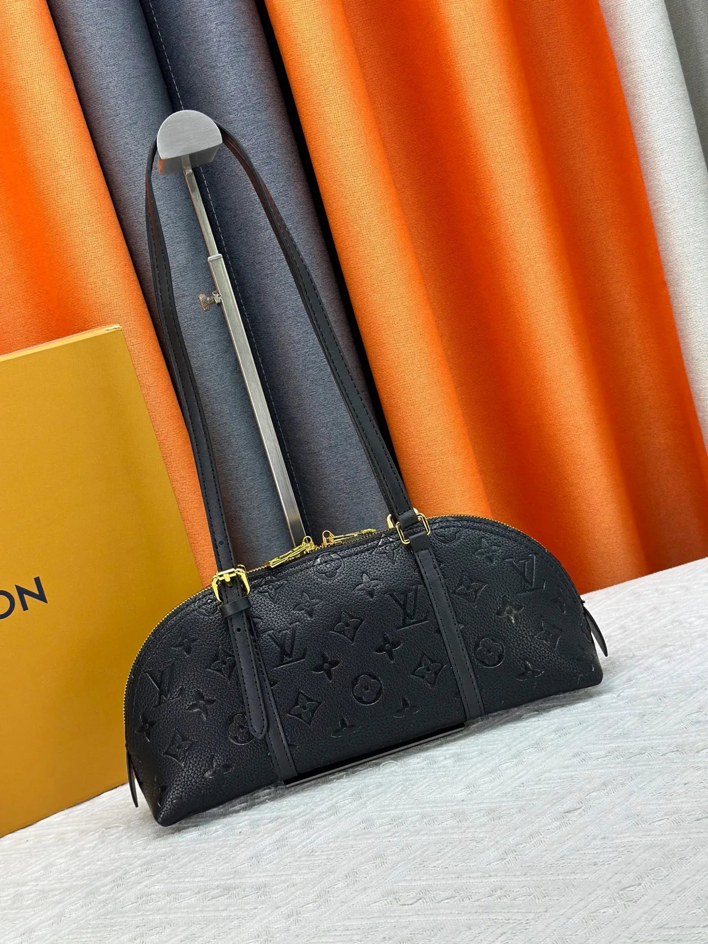 P240 LV Louis Vuitton｜alma bb printed shell bag This Retiro bag is classic and timeless. The elegant and low-key shape design and spacious bag body add practicality. Instructions for use: - Color-changing trim, adjustable shoulder straps, shoulder pads with tree cake leather, zipper closure. - Microfiber lining Size 32 14 Cat. No. 90612 M13086