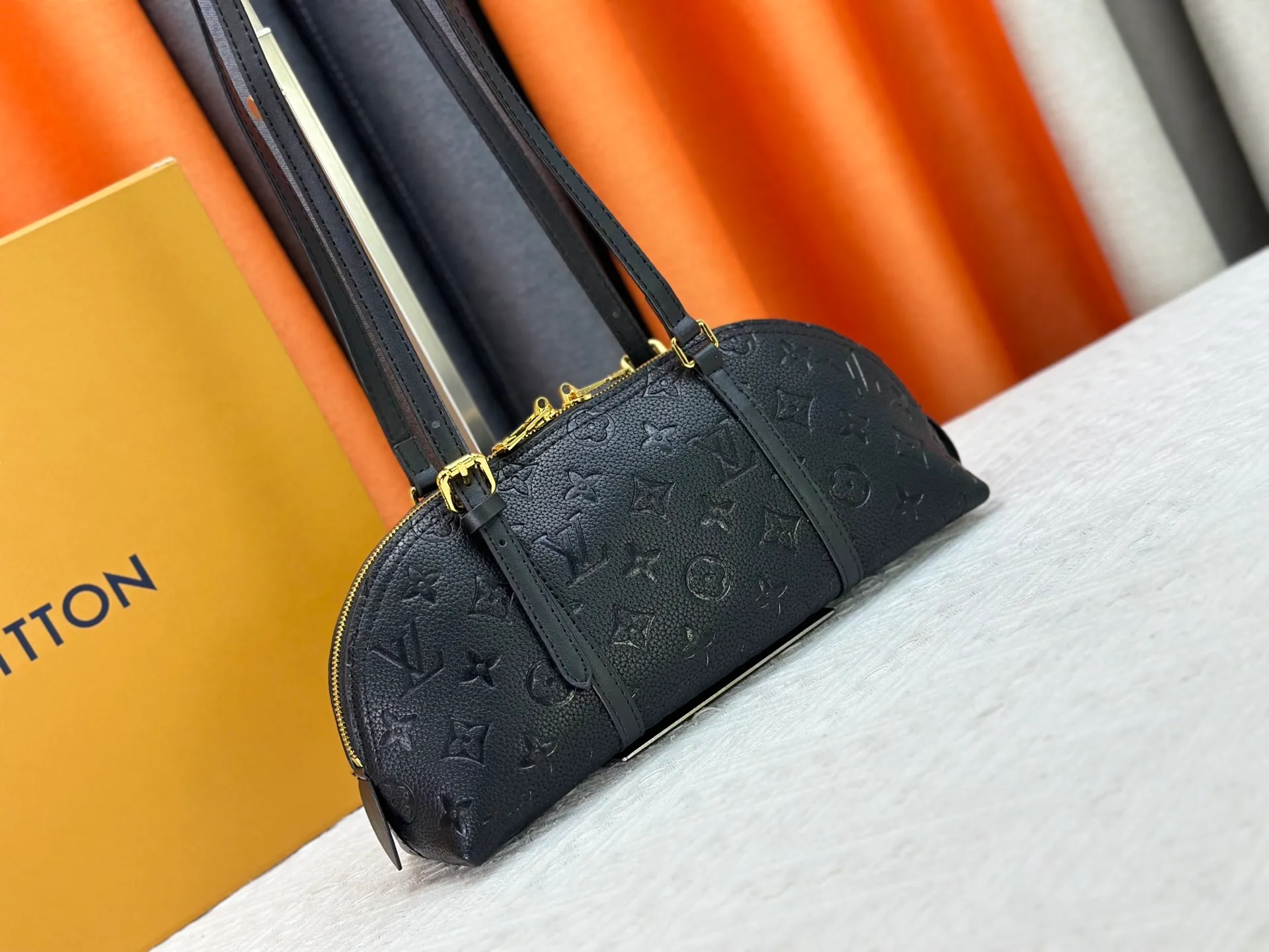 P240 LV Louis Vuitton｜alma bb printed shell bag This Retiro bag is classic and timeless. The elegant and low-key shape design and spacious bag body add practicality. Instructions for use: - Color-changing trim, adjustable shoulder straps, shoulder pads with tree cake leather, zipper closure. - Microfiber lining Size 32 14 Cat. No. 90612 M13086