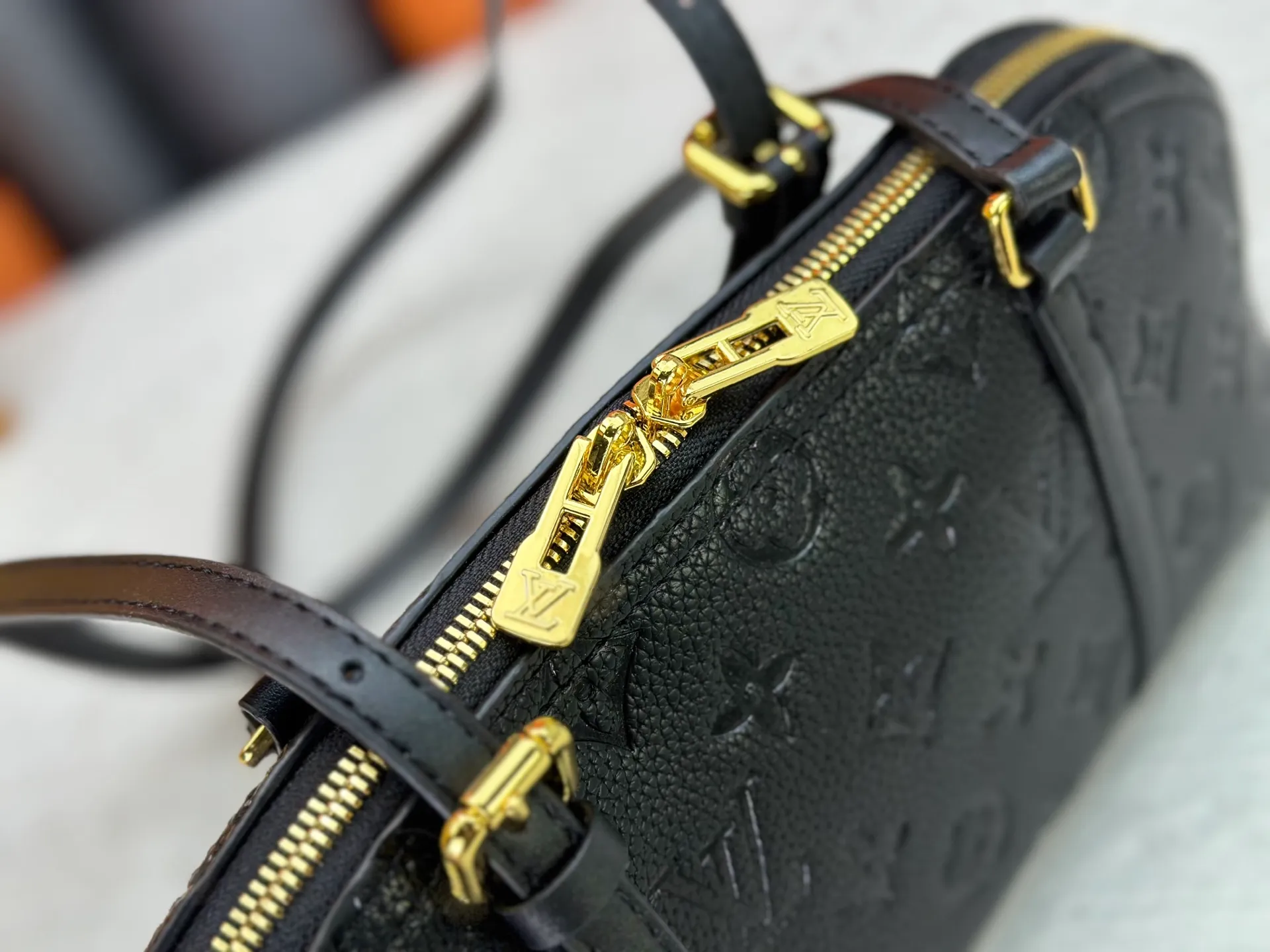 P240 LV Louis Vuitton｜alma bb printed shell bag This Retiro bag is classic and timeless. The elegant and low-key shape design and spacious bag body add practicality. Instructions for use: - Color-changing trim, adjustable shoulder straps, shoulder pads with tree cake leather, zipper closure. - Microfiber lining Size 32 14 Cat. No. 90612 M13086