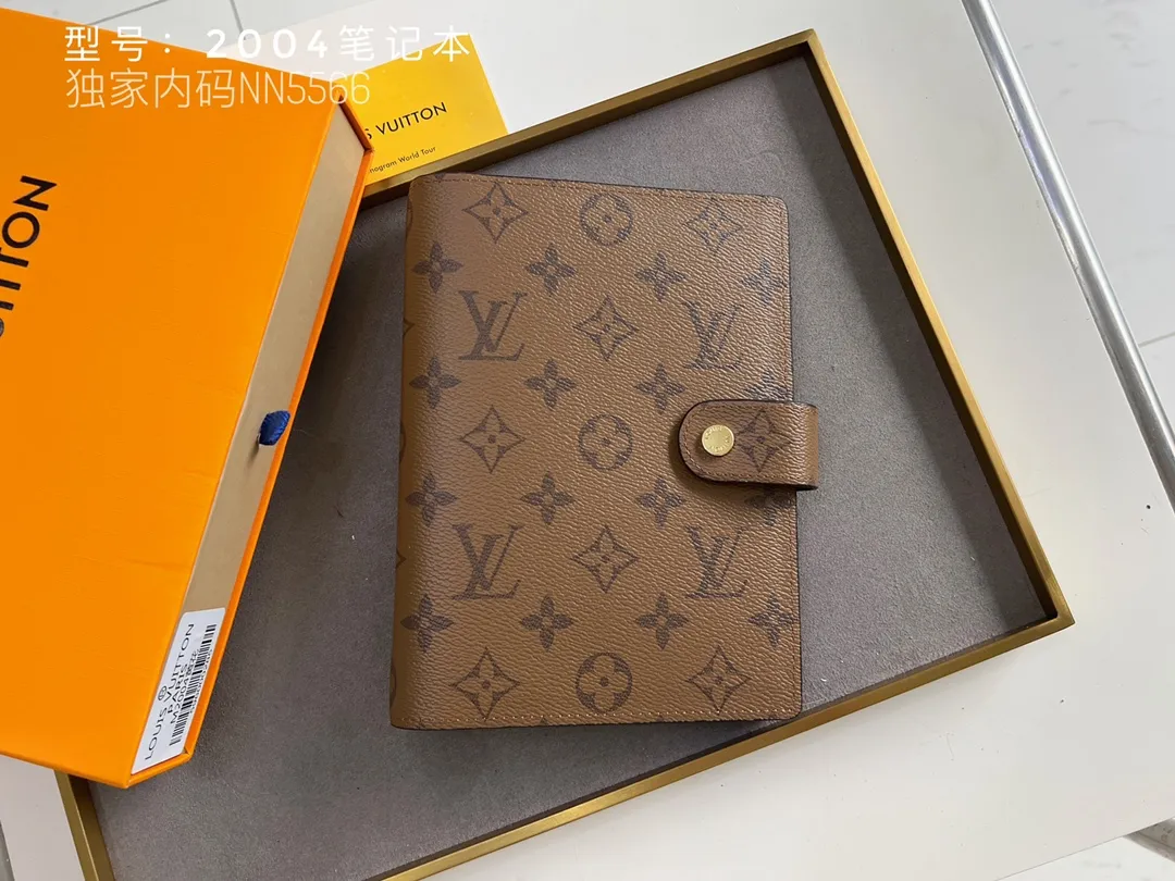 💰140 Top Original 💎 Latest Date 📅 Notepad This small notepad cover is made of Monogram canvas and can hold three credit cards. It can also be used as an address book, notebook or calendar. Epi leather is delicately embossed with LV initials and is lined with intertwined textured leather - Push-button closure - Six-ring binder with three rings in a set, six credit card slots and two internal compartments - Notepad insert available separately. Model: 2004 Size: 14x18cm