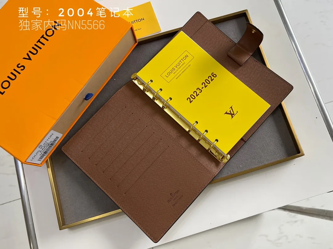 💰140 Top Original 💎 Latest Date 📅 Notepad This small notepad cover is made of Monogram canvas and can hold three credit cards. It can also be used as an address book, notebook or calendar. Epi leather is delicately embossed with LV initials and is lined with intertwined textured leather - Push-button closure - Six-ring binder with three rings in a set, six credit card slots and two internal compartments - Notepad insert available separately. Model: 2004 Size: 14x18cm