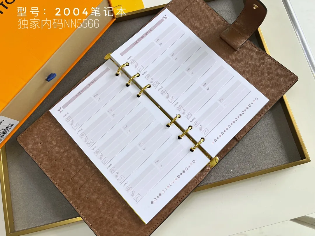 💰140 Top Original 💎 Latest Date 📅 Notepad This small notepad cover is made of Monogram canvas and can hold three credit cards. It can also be used as an address book, notebook or calendar. Epi leather is delicately embossed with LV initials and is lined with intertwined textured leather - Push-button closure - Six-ring binder with three rings in a set, six credit card slots and two internal compartments - Notepad insert available separately. Model: 2004 Size: 14x18cm