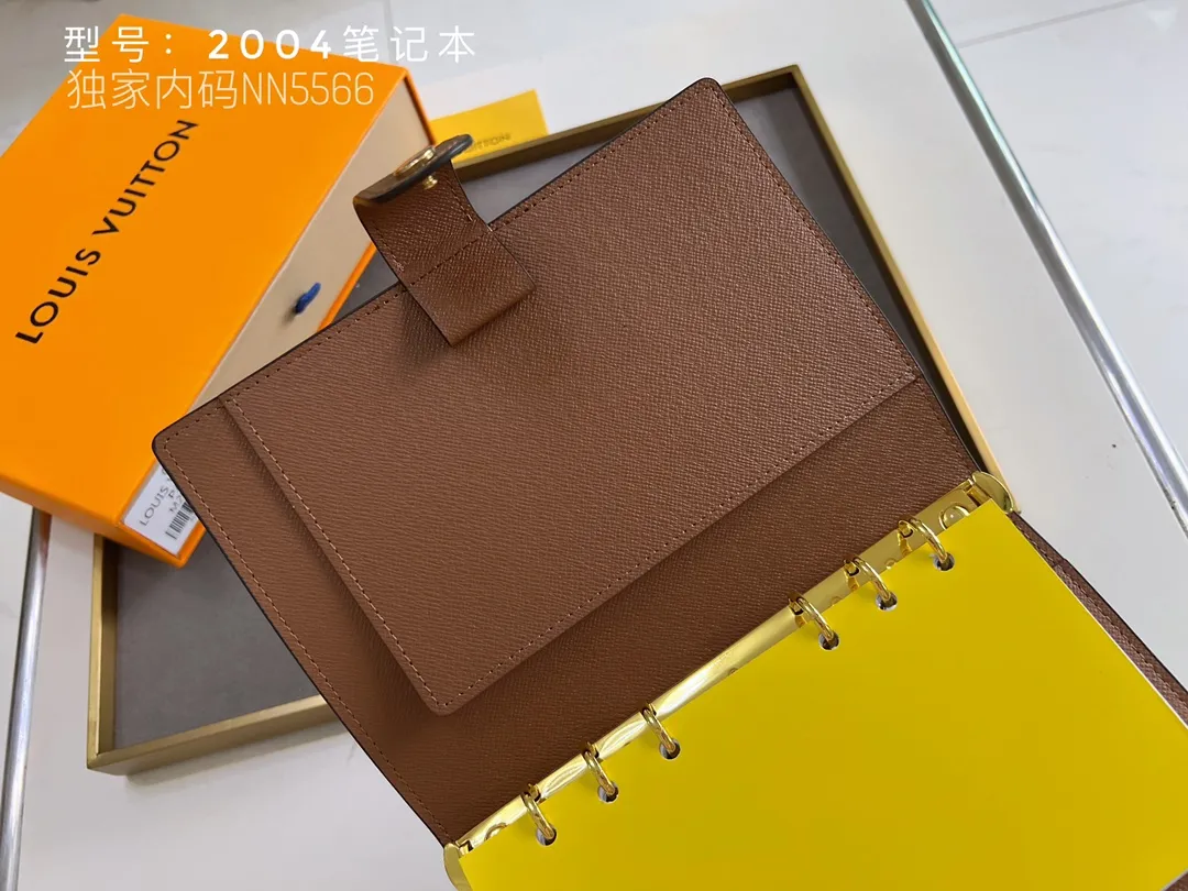 💰140 Top Original 💎 Latest Date 📅 Notepad This small notepad cover is made of Monogram canvas and can hold three credit cards. It can also be used as an address book, notebook or calendar. Epi leather is delicately embossed with LV initials and is lined with intertwined textured leather - Push-button closure - Six-ring binder with three rings in a set, six credit card slots and two internal compartments - Notepad insert available separately. Model: 2004 Size: 14x18cm