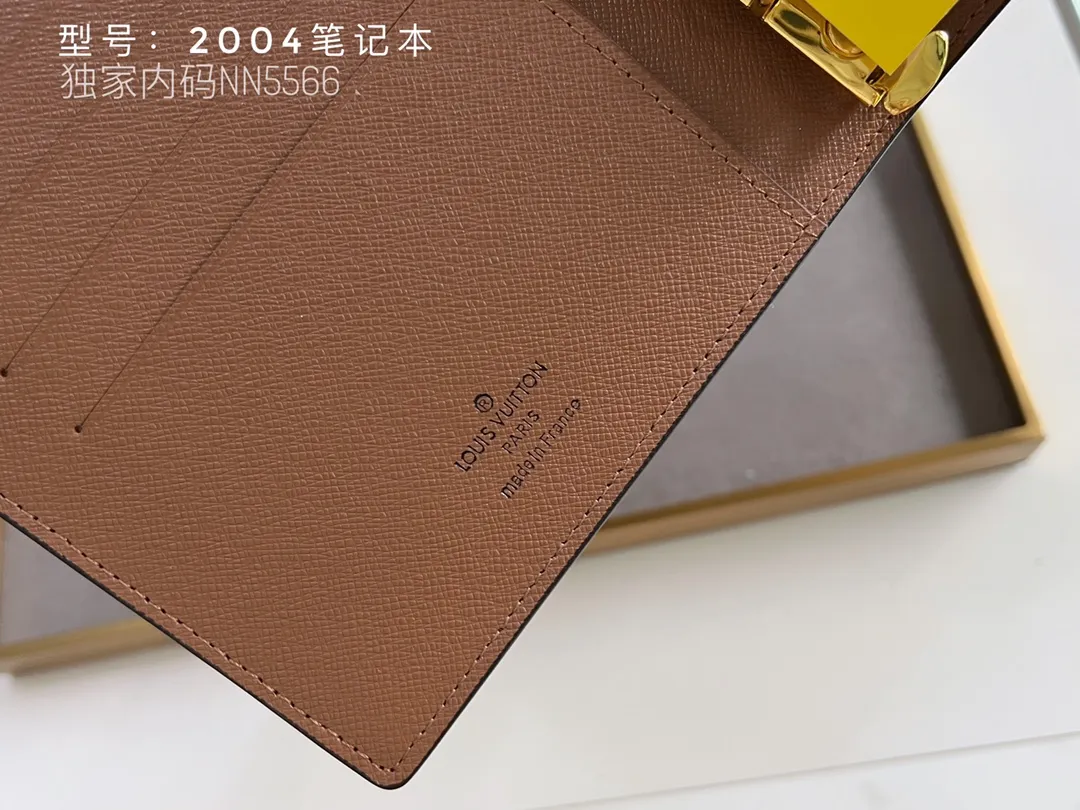 💰140 Top Original 💎 Latest Date 📅 Notepad This small notepad cover is made of Monogram canvas and can hold three credit cards. It can also be used as an address book, notebook or calendar. Epi leather is delicately embossed with LV initials and is lined with intertwined textured leather - Push-button closure - Six-ring binder with three rings in a set, six credit card slots and two internal compartments - Notepad insert available separately. Model: 2004 Size: 14x18cm