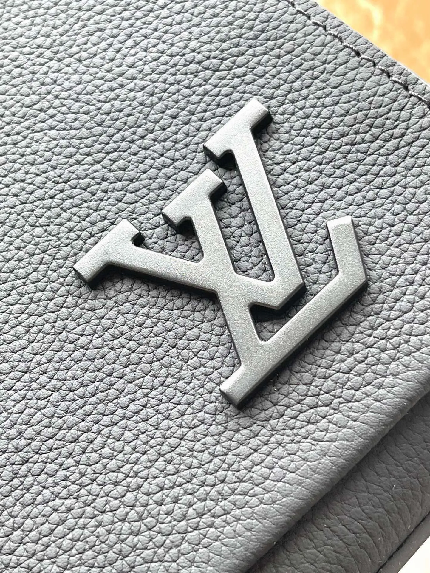 💰940 (top-grain leather) top original order M24769 black. This small Takeoff messenger bag is made of cow leather. It continues the iconic elements of the LV Aerogram series with its obtuse flap and LV logo. The close-fitting construction and wide removable shoulder strap make it a perfect choice for everyday travel. Dimensions: 22 × 16.5 × 7 cm