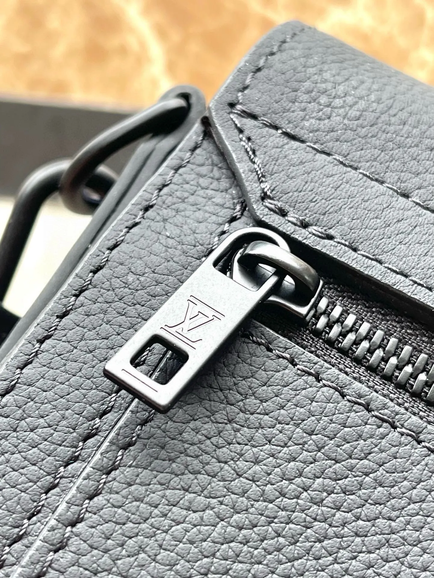 💰940 (top-grain leather) top original order M24769 black. This small Takeoff messenger bag is made of cow leather. It continues the iconic elements of the LV Aerogram series with its obtuse flap and LV logo. The close-fitting construction and wide removable shoulder strap make it a perfect choice for everyday travel. Dimensions: 22 × 16.5 × 7 cm