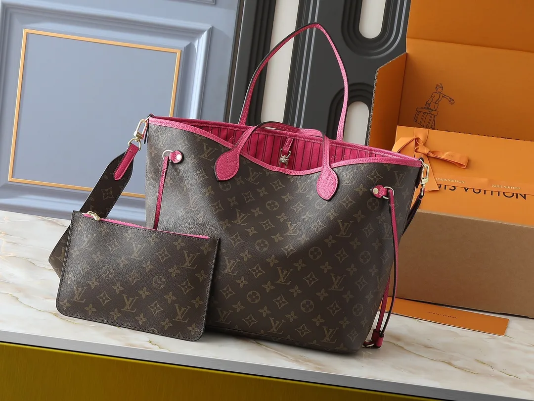 💰260💰Upgraded from the original M12708 M12707 M13753 M12779 M40995 This Neverfull Bandoulière Inside Out medium handbag is made of Monogram canvas, with bright fabric and leather trimming to highlight the eye-catching meaning, achieving a delicate balance between classic and modern. The versatile construction features a novel shoulder strap that transforms into a Hobo bag via the side hooks. Dimensions: 31.0 x 28.0 x 14.0 cm (length x height x width)