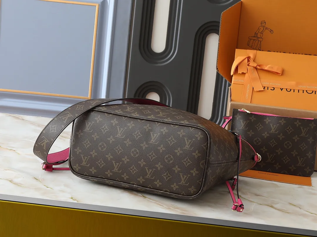 💰260💰Upgraded from the original M12708 M12707 M13753 M12779 M40995 This Neverfull Bandoulière Inside Out medium handbag is made of Monogram canvas, with bright fabric and leather trimming to highlight the eye-catching meaning, achieving a delicate balance between classic and modern. The versatile construction features a novel shoulder strap that transforms into a Hobo bag via the side hooks. Dimensions: 31.0 x 28.0 x 14.0 cm (length x height x width)