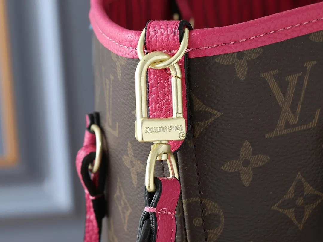 💰260💰Upgraded from the original M12708 M12707 M13753 M12779 M40995 This Neverfull Bandoulière Inside Out medium handbag is made of Monogram canvas, with bright fabric and leather trimming to highlight the eye-catching meaning, achieving a delicate balance between classic and modern. The versatile construction features a novel shoulder strap that transforms into a Hobo bag via the side hooks. Dimensions: 31.0 x 28.0 x 14.0 cm (length x height x width)