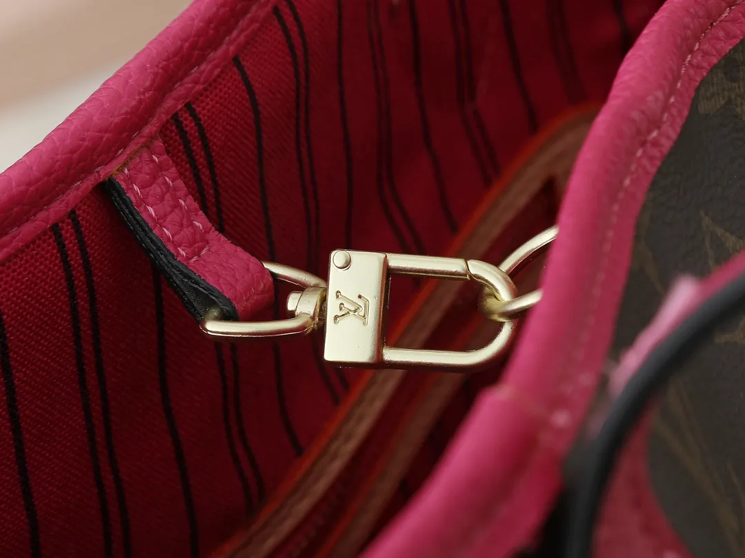💰260💰Upgraded from the original M12708 M12707 M13753 M12779 M40995 This Neverfull Bandoulière Inside Out medium handbag is made of Monogram canvas, with bright fabric and leather trimming to highlight the eye-catching meaning, achieving a delicate balance between classic and modern. The versatile construction features a novel shoulder strap that transforms into a Hobo bag via the side hooks. Dimensions: 31.0 x 28.0 x 14.0 cm (length x height x width)