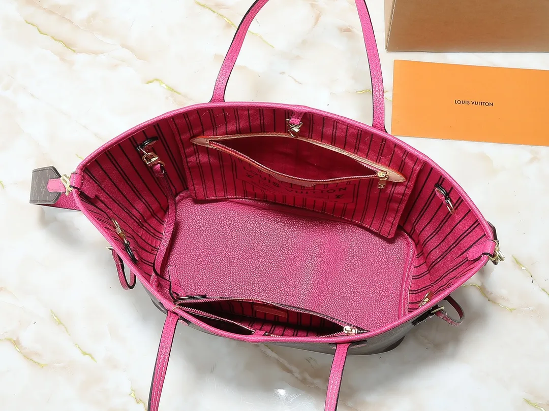💰260💰Upgraded from the original M12708 M12707 M13753 M12779 M40995 This Neverfull Bandoulière Inside Out medium handbag is made of Monogram canvas, with bright fabric and leather trimming to highlight the eye-catching meaning, achieving a delicate balance between classic and modern. The versatile construction features a novel shoulder strap that transforms into a Hobo bag via the side hooks. Dimensions: 31.0 x 28.0 x 14.0 cm (length x height x width)