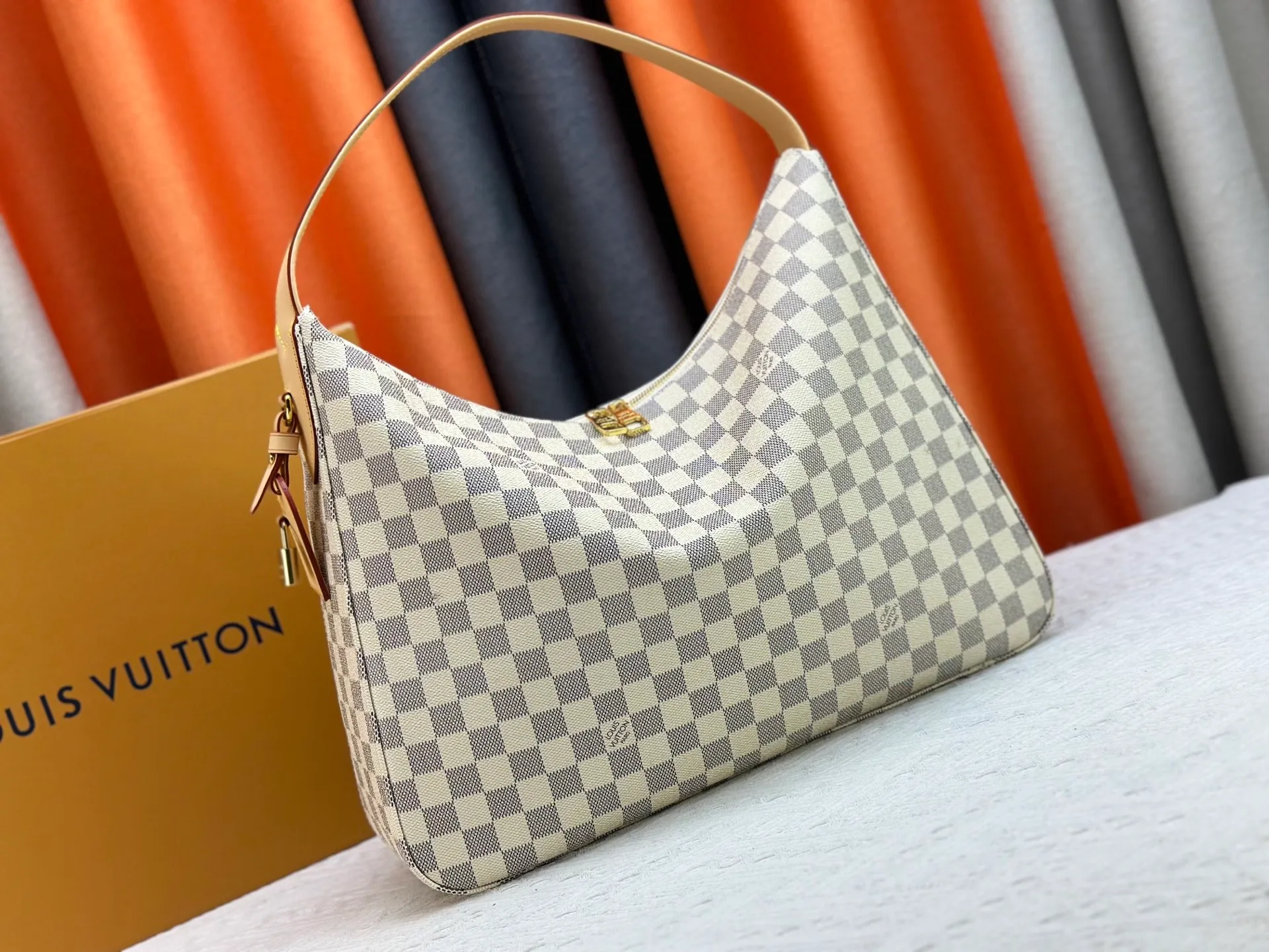 P280 Upgraded version [Official latest model, real shot of version making] M12097-M12098-M11952-M00126 This Vanity Pouch handbag comes from the Louis Vuitton Coated canvas is trimmed with calfskin, while a zipper closure, detachable chain and LV-engraved padlock add a metallic sheen. Dimensions: 41.0 × 33.0 × 10.0 Dimensions, 32.5x22.0x9.0