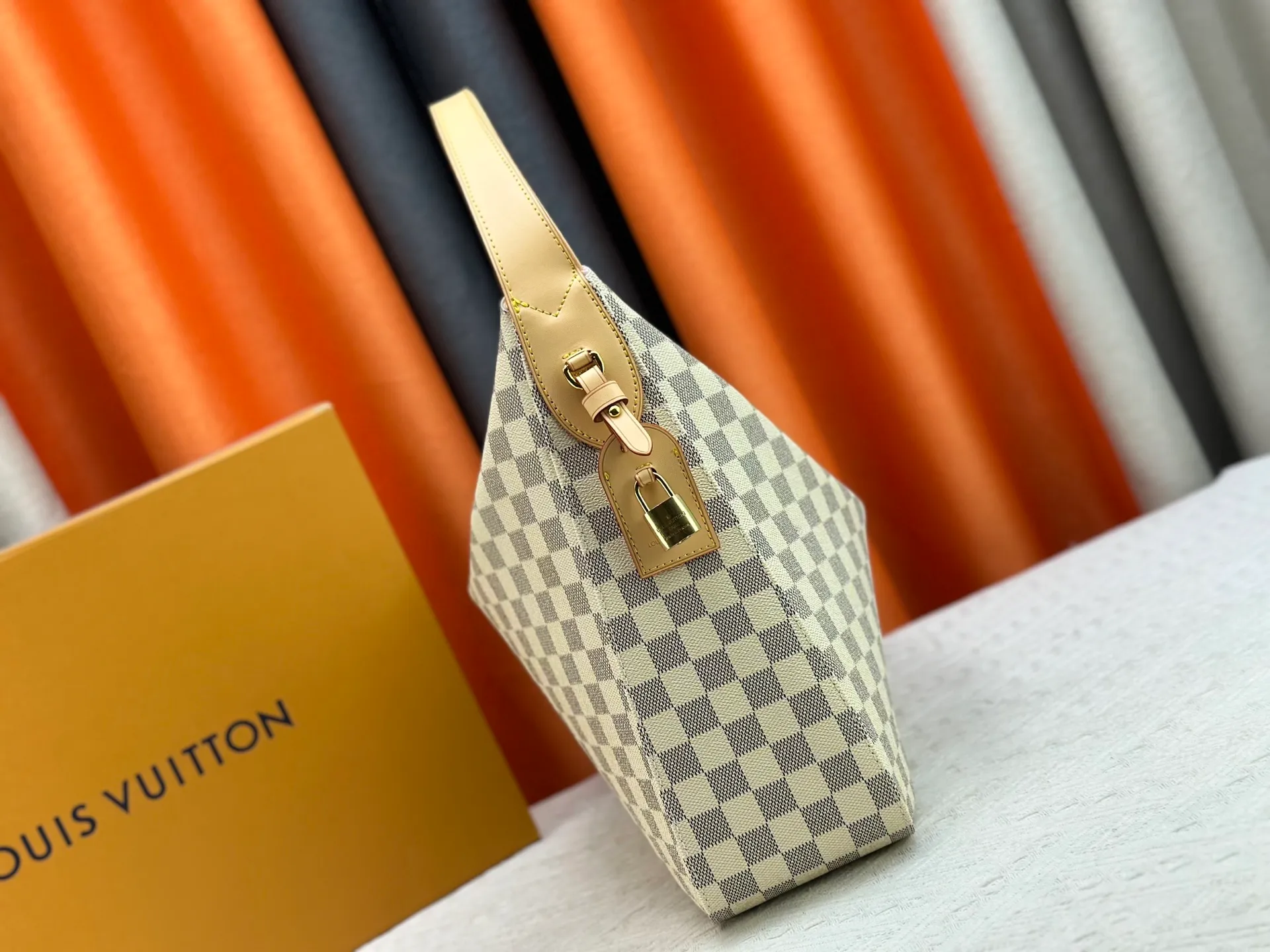 P280 Upgraded version [Official latest model, real shot of version making] M12097-M12098-M11952-M00126 This Vanity Pouch handbag comes from the Louis Vuitton Coated canvas is trimmed with calfskin, while a zipper closure, detachable chain and LV-engraved padlock add a metallic sheen. Dimensions: 41.0 × 33.0 × 10.0 Dimensions, 32.5x22.0x9.0