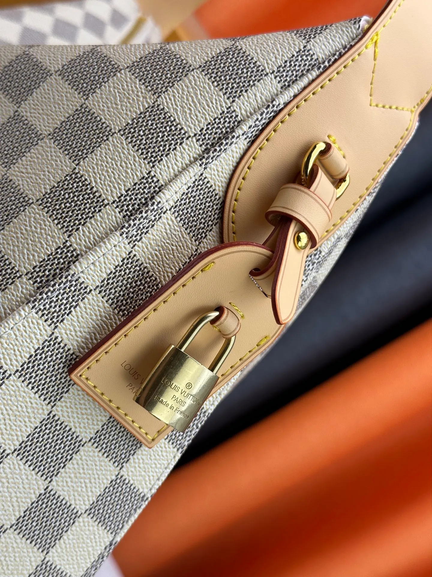 P280 Upgraded version [Official latest model, real shot of version making] M12097-M12098-M11952-M00126 This Vanity Pouch handbag comes from the Louis Vuitton Coated canvas is trimmed with calfskin, while a zipper closure, detachable chain and LV-engraved padlock add a metallic sheen. Dimensions: 41.0 × 33.0 × 10.0 Dimensions, 32.5x22.0x9.0