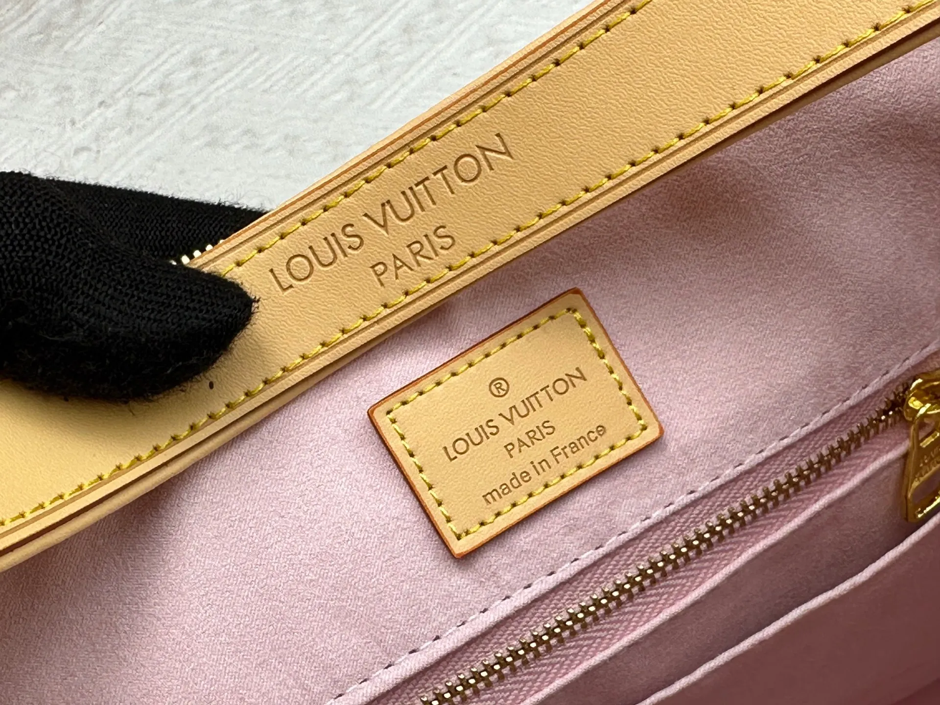 P280 Upgraded version [Official latest model, real shot of version making] M12097-M12098-M11952-M00126 This Vanity Pouch handbag comes from the Louis Vuitton Coated canvas is trimmed with calfskin, while a zipper closure, detachable chain and LV-engraved padlock add a metallic sheen. Dimensions: 41.0 × 33.0 × 10.0 Dimensions, 32.5x22.0x9.0