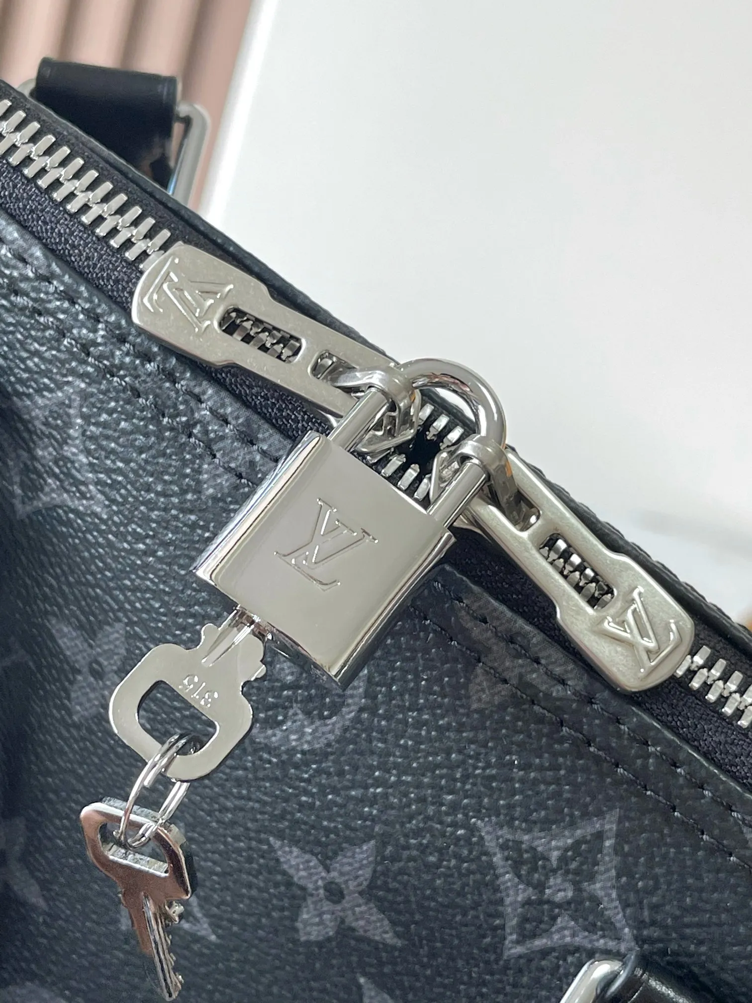 p1840 [Special grade MB163c chip version original leather] This Speedy Soft 30 handbag Model: M15102 Material: Grade A all-steel hardware, imported original cowhide Packaging: Full set of original duty-free MB packaging Dimensions: 30 x 21 x 17 cm