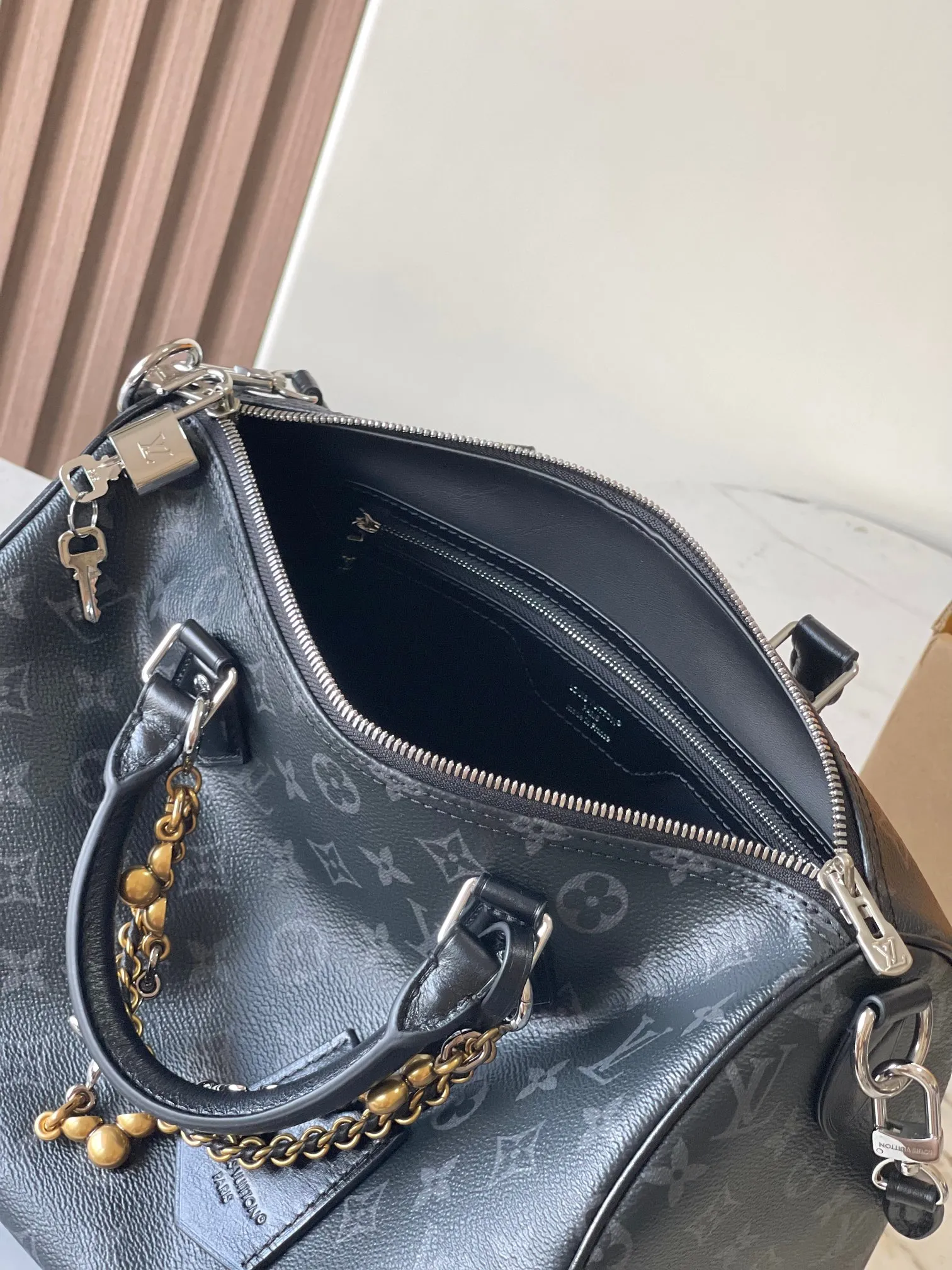 p1840 [Special grade MB163c chip version original leather] This Speedy Soft 30 handbag Model: M15102 Material: Grade A all-steel hardware, imported original cowhide Packaging: Full set of original duty-free MB packaging Dimensions: 30 x 21 x 17 cm