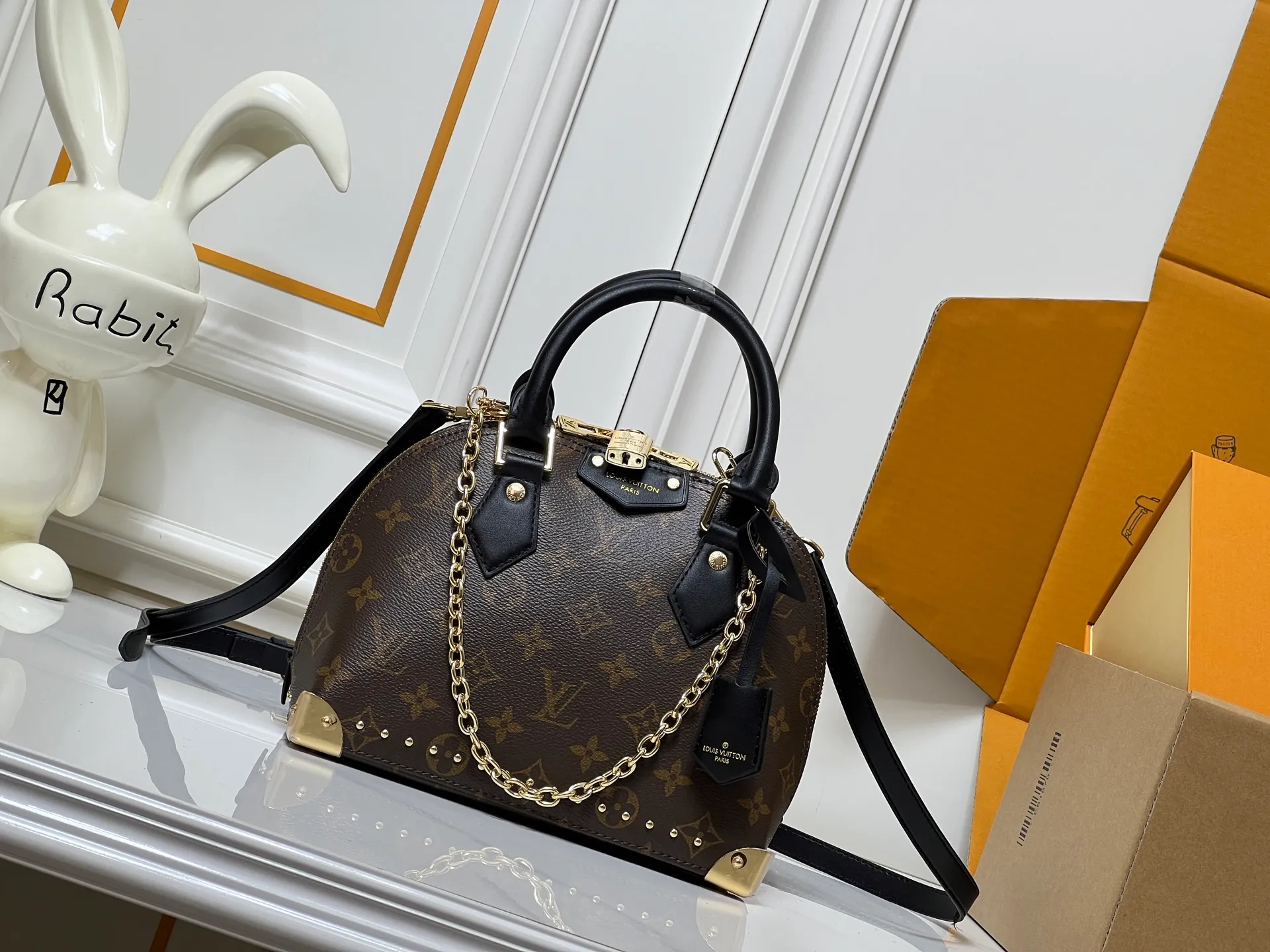 Batch 300💰Upgraded original M26084 M27812 This Alma BB handbag has been reinterpreted and becomes a new member of the Trunk series, paying tribute to the brand's long travel culture with its classic logo. The handbag is made of Monogram canvas, trimmed with deep leather, and embellished with dazzling metal corners and studs. This version comes with a removable chain that can be worn with the adjustable shoulder strap or alone. Dimensions: 22 x 19 x 11 (cm) ((length x height x width)