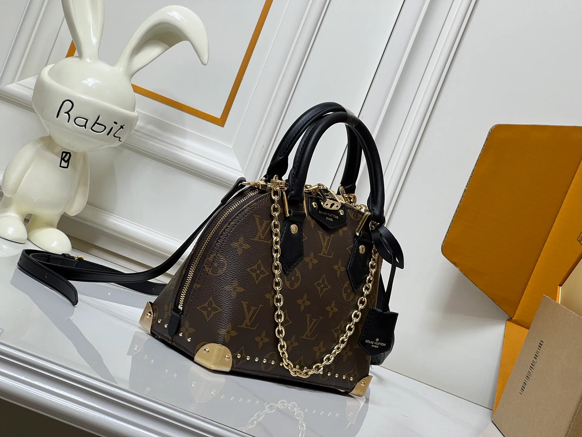 Batch 300💰Upgraded original M26084 M27812 This Alma BB handbag has been reinterpreted and becomes a new member of the Trunk series, paying tribute to the brand's long travel culture with its classic logo. The handbag is made of Monogram canvas, trimmed with deep leather, and embellished with dazzling metal corners and studs. This version comes with a removable chain that can be worn with the adjustable shoulder strap or alone. Dimensions: 22 x 19 x 11 (cm) ((length x height x width)