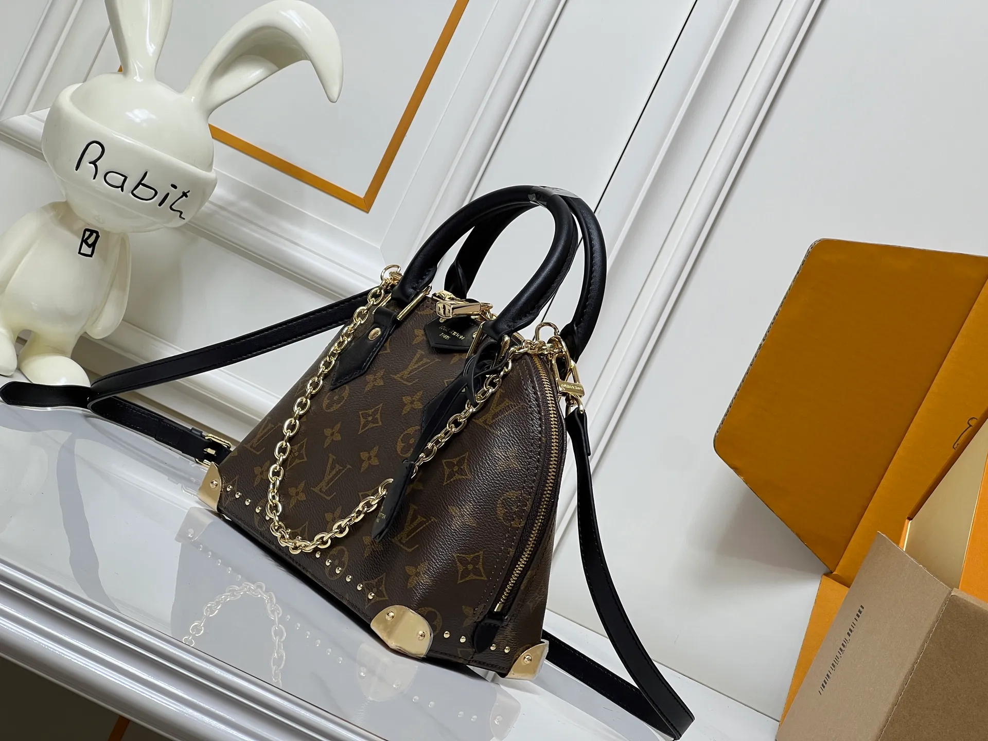 Batch 300💰Upgraded original M26084 M27812 This Alma BB handbag has been reinterpreted and becomes a new member of the Trunk series, paying tribute to the brand's long travel culture with its classic logo. The handbag is made of Monogram canvas, trimmed with deep leather, and embellished with dazzling metal corners and studs. This version comes with a removable chain that can be worn with the adjustable shoulder strap or alone. Dimensions: 22 x 19 x 11 (cm) ((length x height x width)