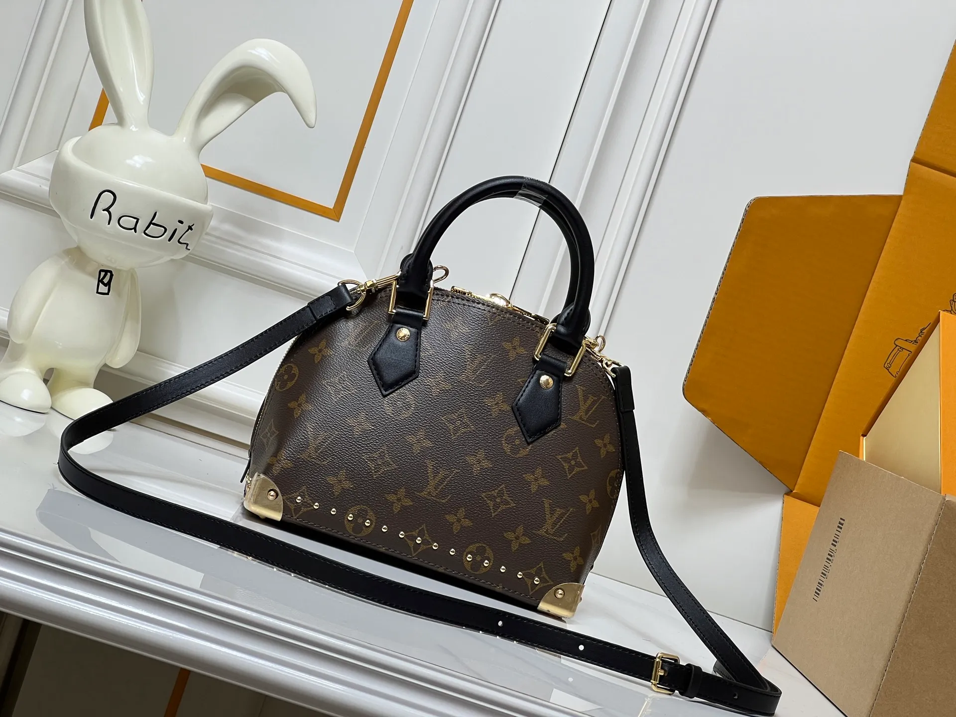 Batch 300💰Upgraded original M26084 M27812 This Alma BB handbag has been reinterpreted and becomes a new member of the Trunk series, paying tribute to the brand's long travel culture with its classic logo. The handbag is made of Monogram canvas, trimmed with deep leather, and embellished with dazzling metal corners and studs. This version comes with a removable chain that can be worn with the adjustable shoulder strap or alone. Dimensions: 22 x 19 x 11 (cm) ((length x height x width)