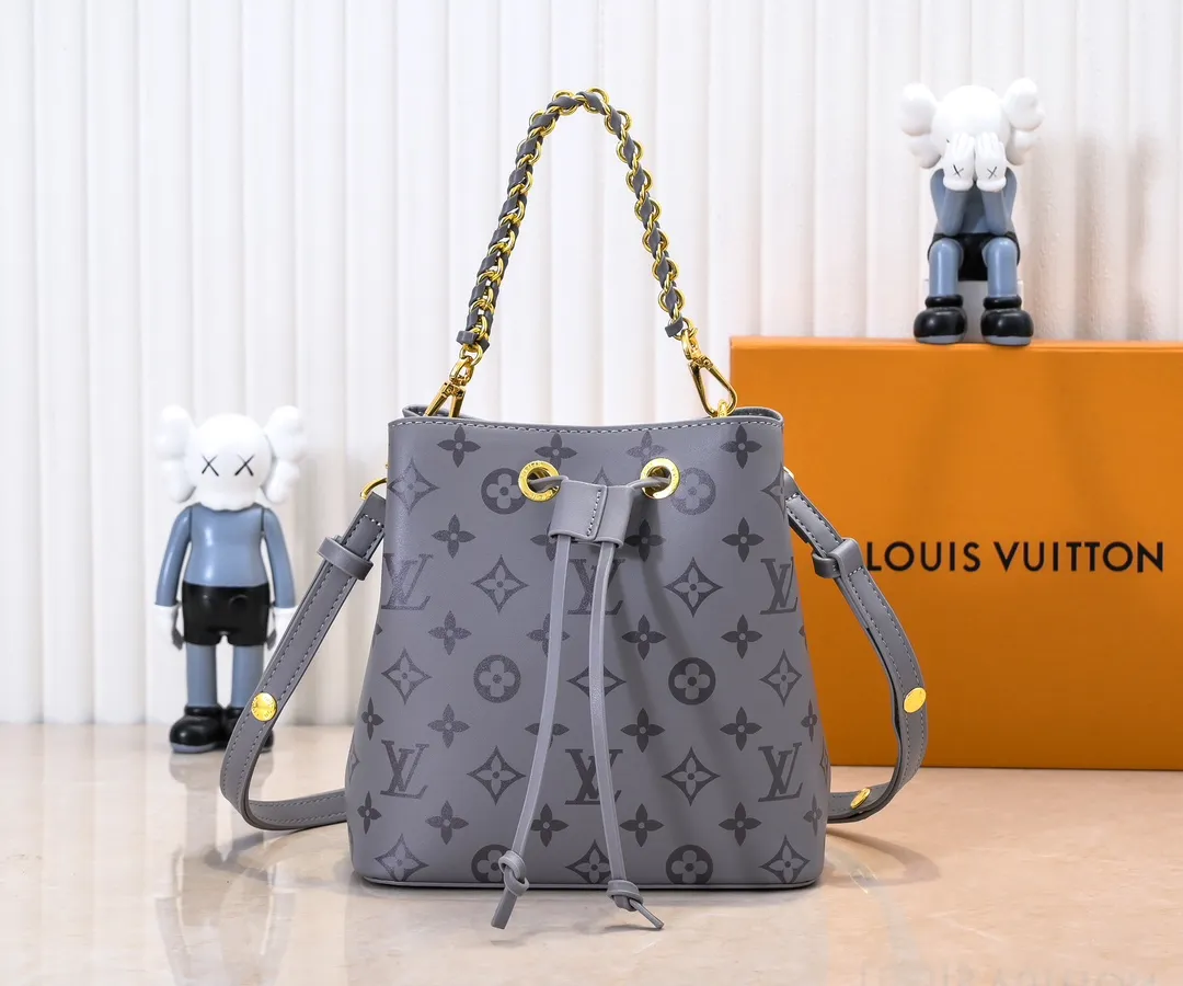 💰220💰Upgraded from the original M12749 M46581. This Néonoé BB handbag is made of the brand's new Monogram Ink leather, and uses classic prints to brighten the handbag series, showing modern style in simplicity. Braided chain and dazzling hardware add a touch of elegance, while an interior pocket keeps valuables secure. Dimensions: 20.0 x 20.0 x 13.0 cm (length x height x width)