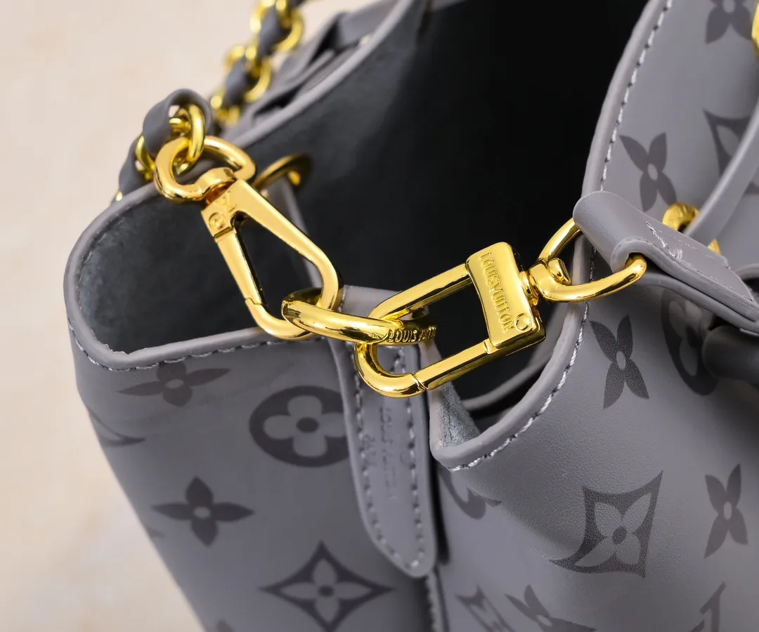 💰220💰Upgraded from the original M12749 M46581. This Néonoé BB handbag is made of the brand's new Monogram Ink leather, and uses classic prints to brighten the handbag series, showing modern style in simplicity. Braided chain and dazzling hardware add a touch of elegance, while an interior pocket keeps valuables secure. Dimensions: 20.0 x 20.0 x 13.0 cm (length x height x width)