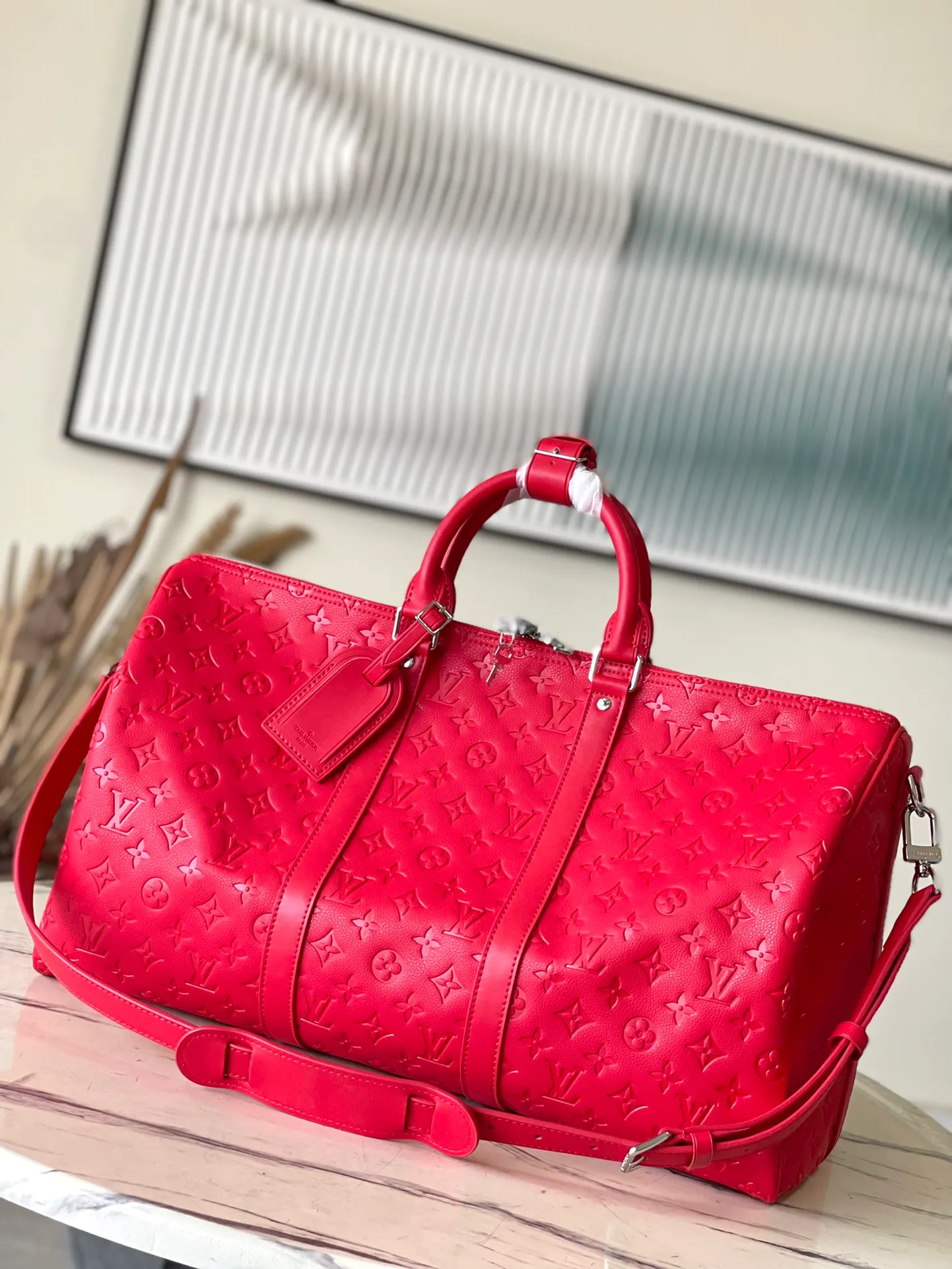 💰1500 (top-grain leather) Top original order M23750 Red This Keepall Bandoulière 50 travel bag is made of Monogram Shadow leather with full Monogram embossing and matte metal parts to achieve a minimalist design. The cabin luggage size is suitable for short trips. The Keepall soft travel bag series was born in the 1930s and remains as classic and elegant as ever. Dimensions: 50 x 29 x 23 cm