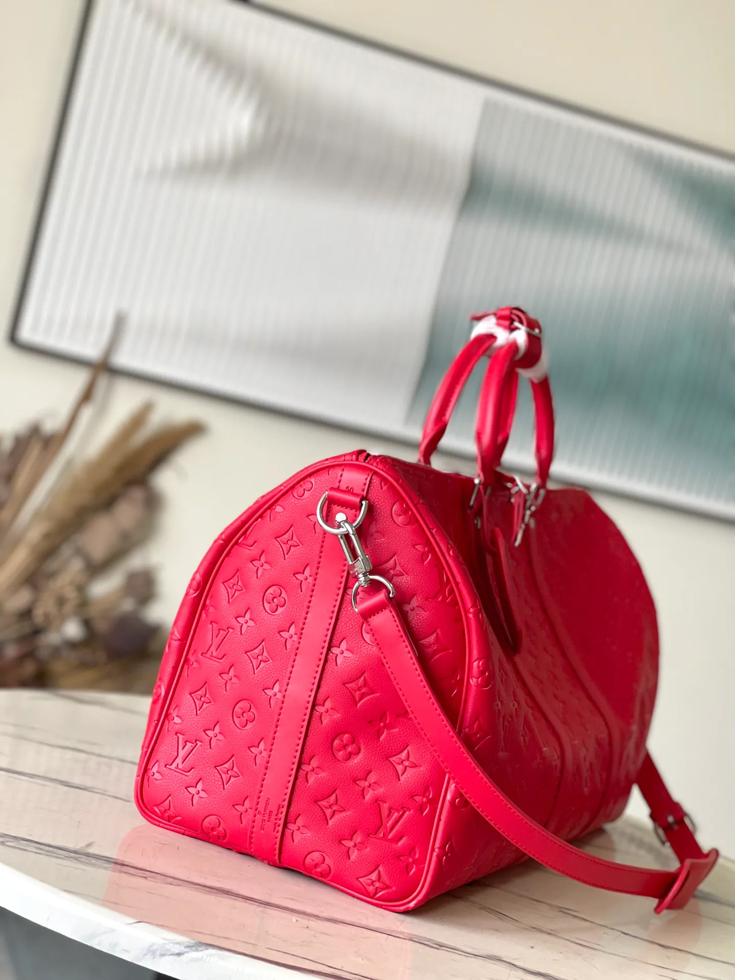 💰1500 (top-grain leather) Top original order M23750 Red This Keepall Bandoulière 50 travel bag is made of Monogram Shadow leather with full Monogram embossing and matte metal parts to achieve a minimalist design. The cabin luggage size is suitable for short trips. The Keepall soft travel bag series was born in the 1930s and remains as classic and elegant as ever. Dimensions: 50 x 29 x 23 cm