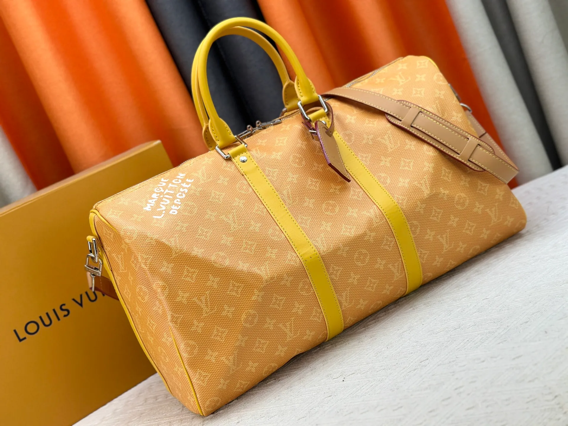 P340 Upgraded original M26864 M26865 M26866 This Keepall Bandoulière 50 travel bag is made of Monogram Heritage canvas dip-dyed in colorful colors, with cowhide trim, leather shoulder straps, removable leather nameplate and cotton lining. The Marque L.Vuitton Déposée logo pays homage to Louis Vuitton’s rich heritage.  29 x 23 x 50 cm (H x W x L) Monogram Heritage coated canvas Cow leather trim Textile lining Metal hardware Carry-on baggage dimensions Double zip closure Padlock Removable name tag Internal zip pocket Handles: Double handles