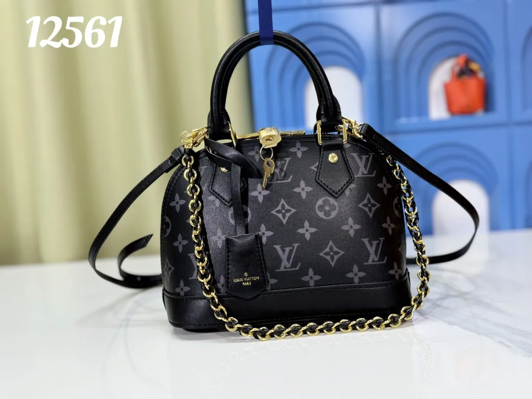 P260💰 Upgraded from the original M12289 M12561 M53152 The Monogram Ink series launches the Alma BB handbag, which interprets the original design in 1934 with cow leather covered with the brand's Monogram pattern. The new braided chain exudes elegance and allows for a short shoulder option. 23.5 x 17.5 x 11.5 cm (length x height x width)